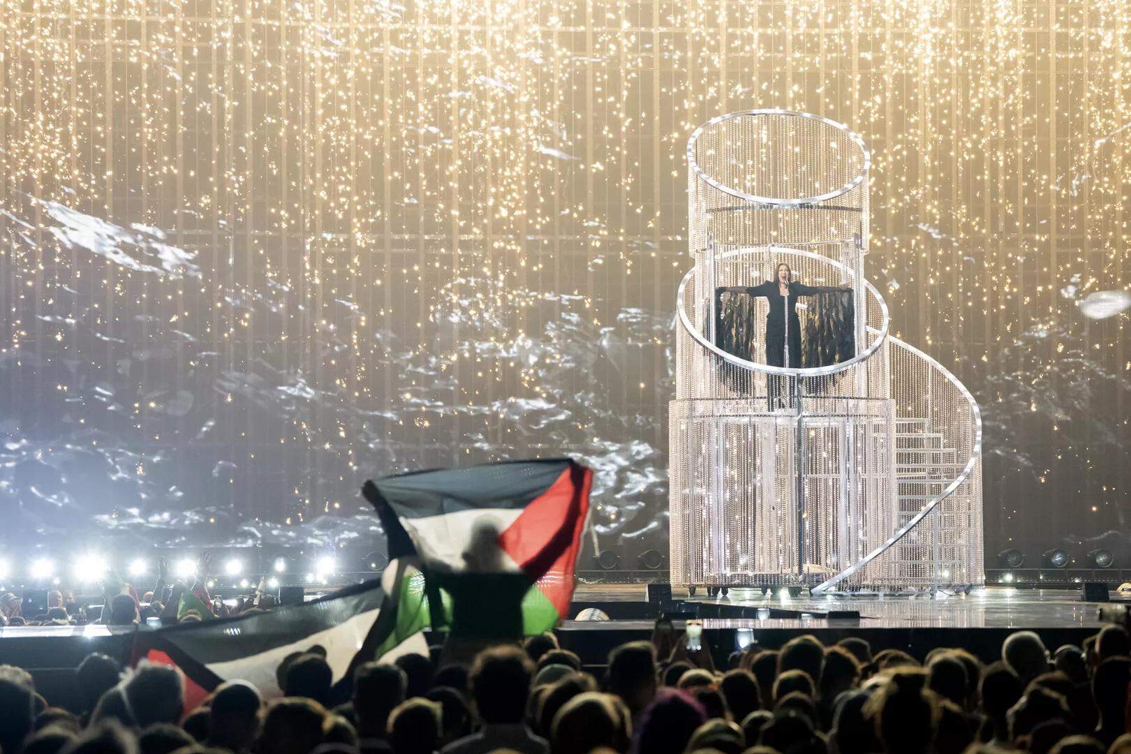 Palestijnse vlaggen tijdens concert van Yuval Raphael.