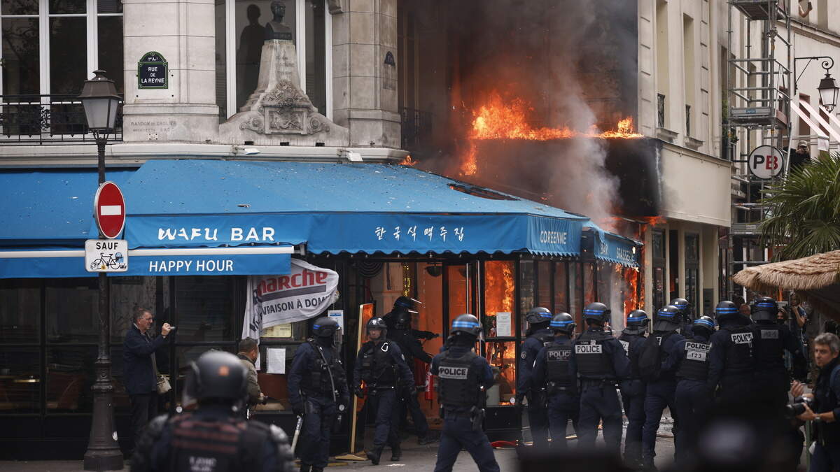 フランスでの抗議で何百人もの逮捕：デモンストレーターストームゲアノード、レストランでの火災