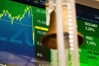 2025/04/15. Brussel. foto's in de hal van Euronext, aan het koersenbord, waar ook ouderwetse krijtborden hangen, waar iedere keer er een beursgenoteerd bedrijf bijkomt, het met de hand word genoteerd wat de koers is bij aanvang.