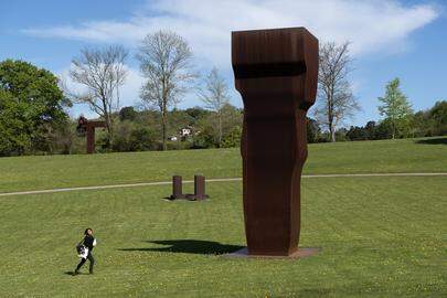 Nergens is zo’n uitgebreide en omvattende collectie van Eduardo Chillida’s oeuvre te zien als in Hernani, in een betoverend kader.