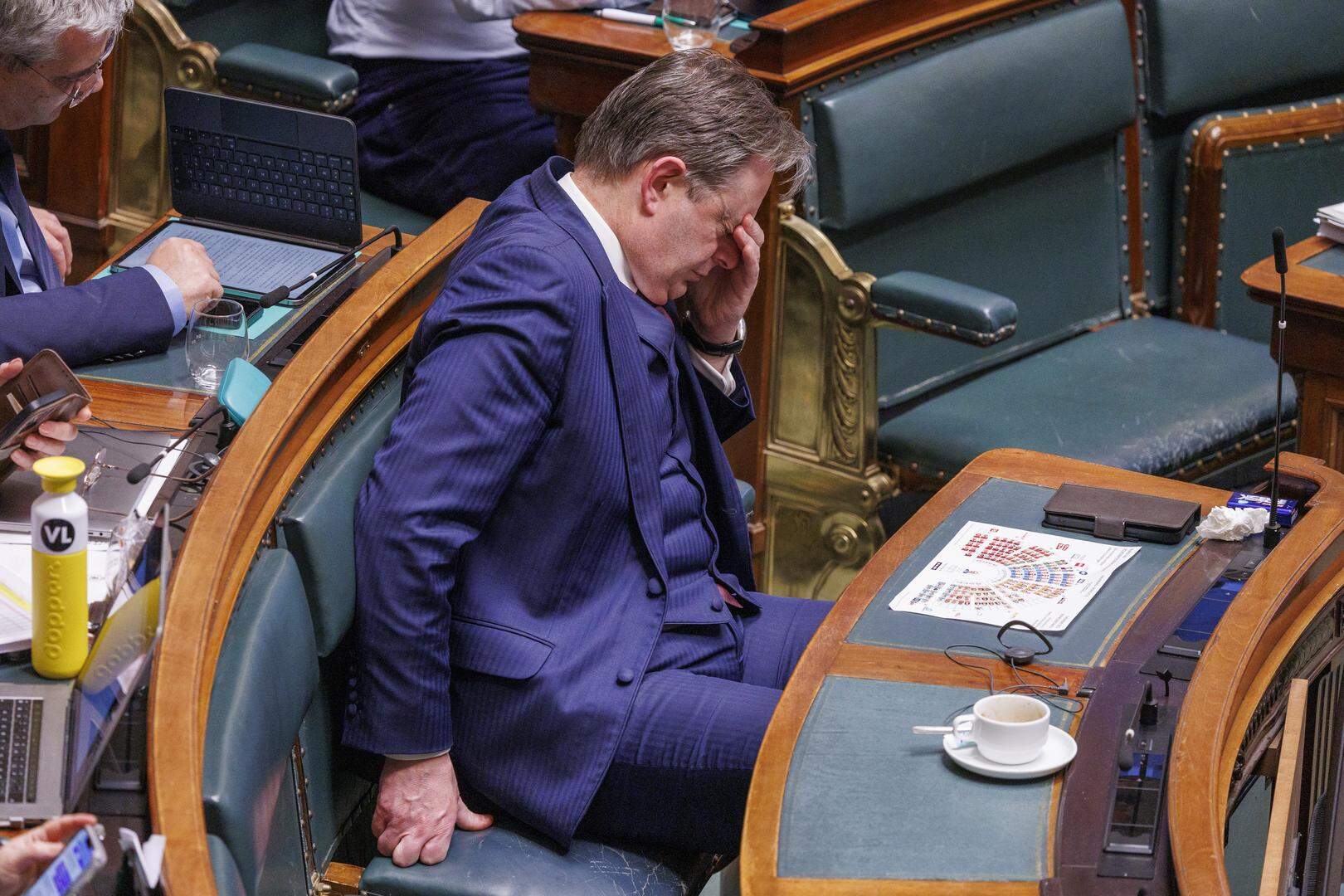 Premier Bart De Wever tijdens het vermoeiende investituurdebat na de eedaflegging van zijn regering.
