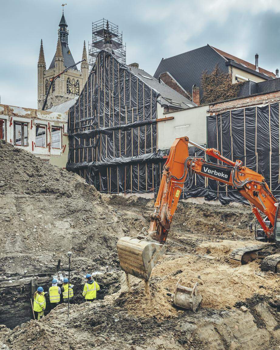 Archeologen leggen middeleeuwse motte bloot in Ieper aan  het Vandenpeereboomplein

foto: Jimmy Kets