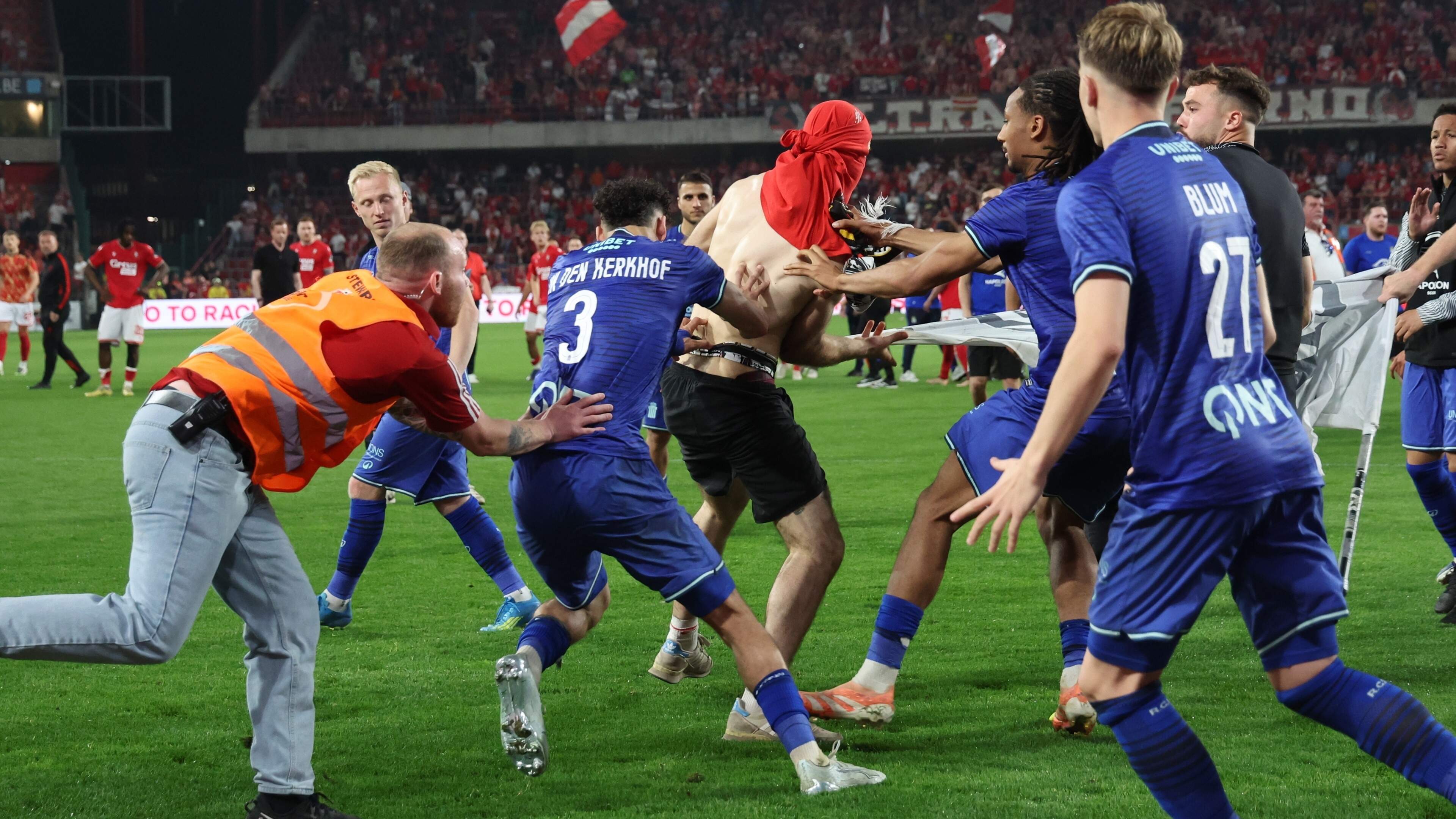 Na rellen in Luik is strengere voetbalwet op komst voor volgend seizoen: “Dit soort wedstrijden is niet meer beheersbaar zoals het hoort”
