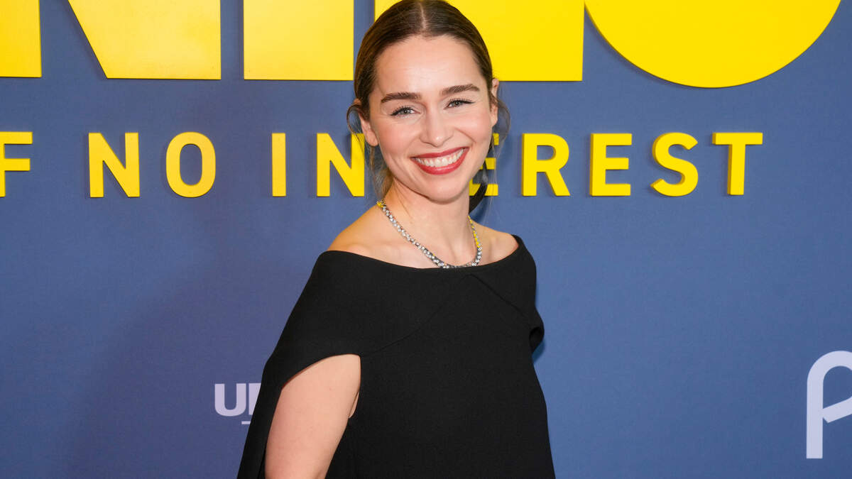 エミリア・クラーク、新シリーズ撮影大失敗「セックスシーンで肋骨が折れた」