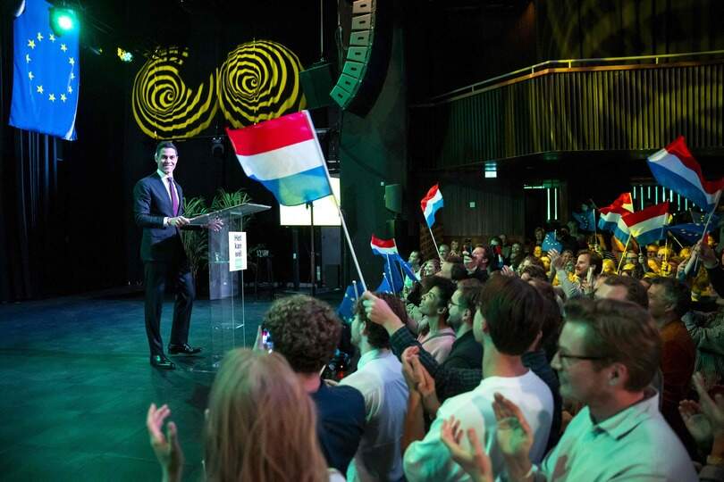 Rob Jetten (D66) sneed donderdagochtend de taart aan: "Nog even afwachten, maar hopelijk kunnen we snel aan de slag"