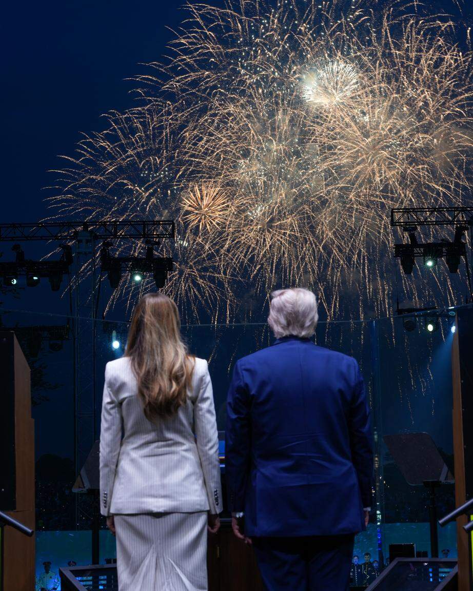 Donald Trump en Melania Trump kijken naar het vuurwerk na de  verjaardagsparade van het Amerikaanse leger.