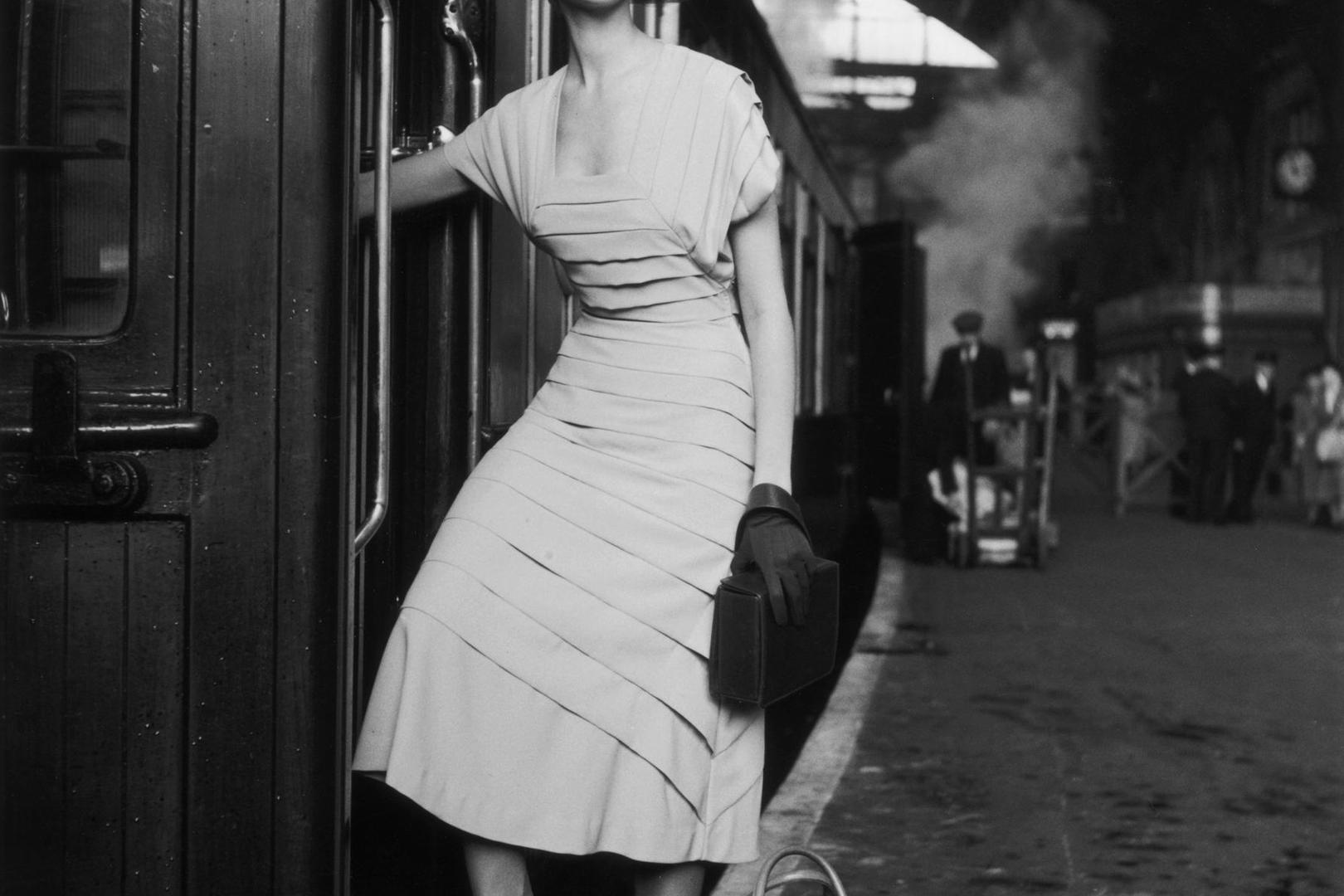 Vrouw stapt op de trein, 1950.