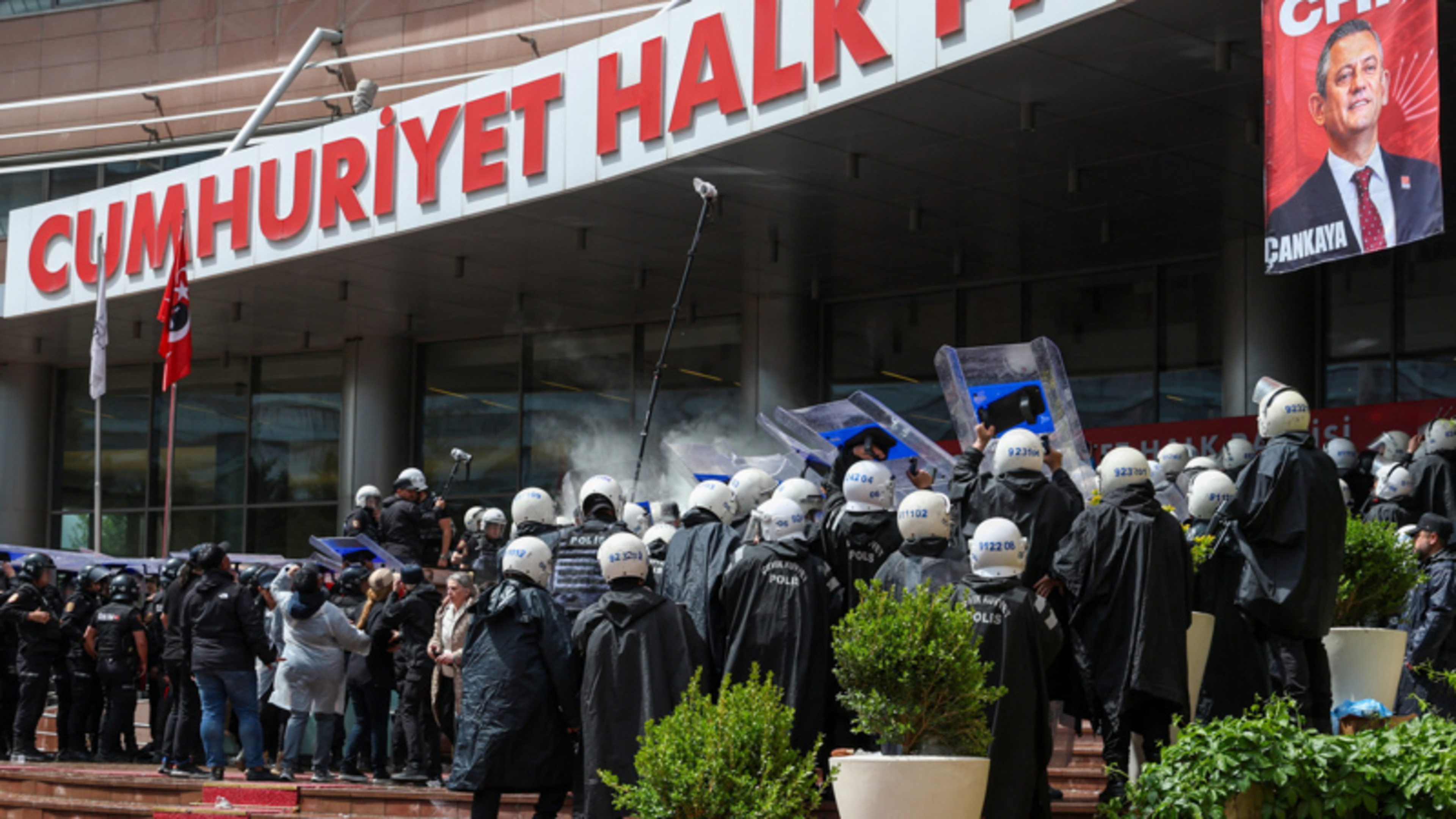 Turkse autoriteiten laten hoofdkwartier oppositie ontruimen