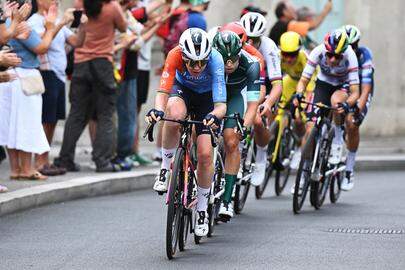 Van der Breggen beult zich af op kop van het peloton.