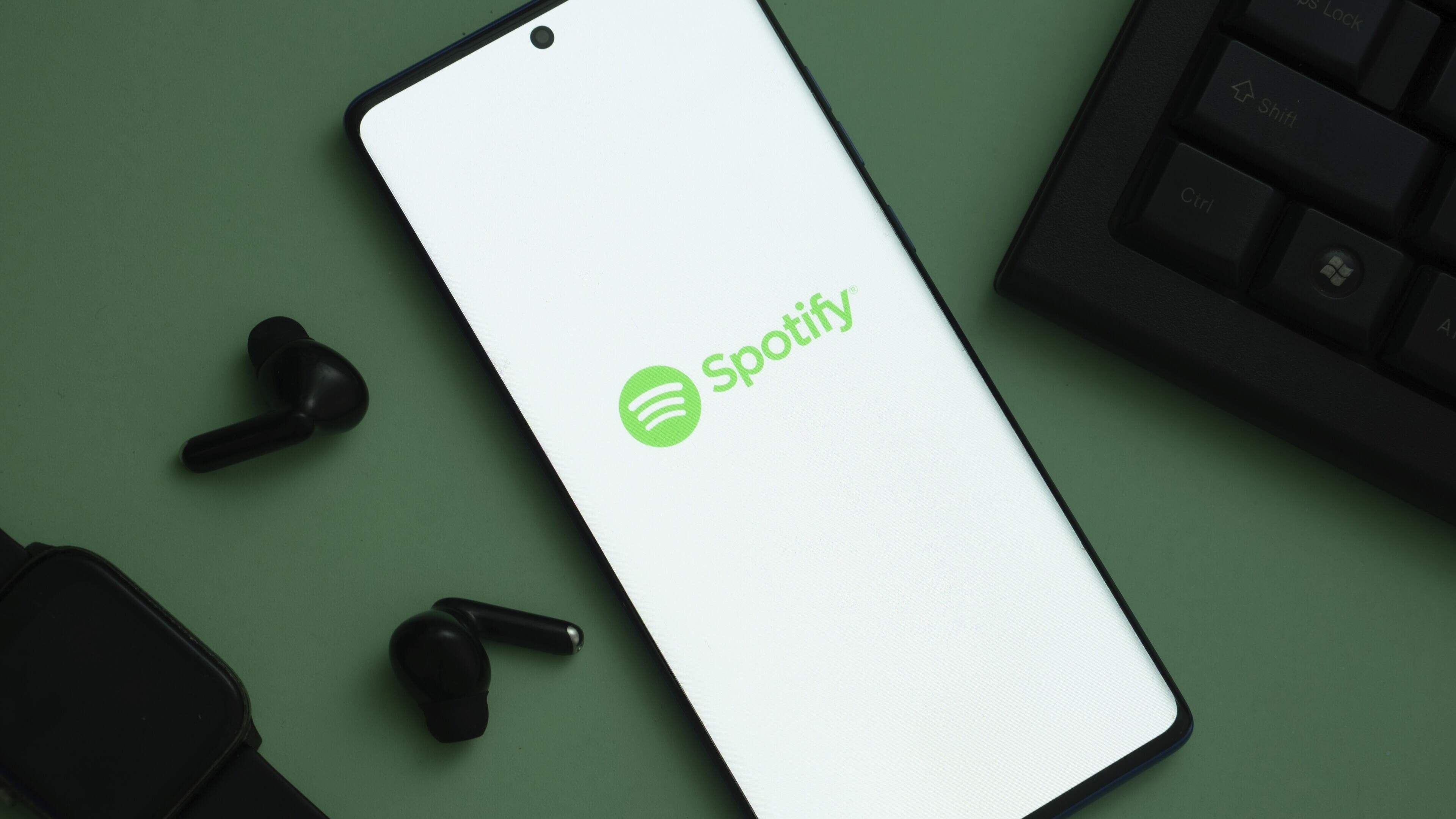 Hoe Spotify van AI-slop een businessmodel maakt
