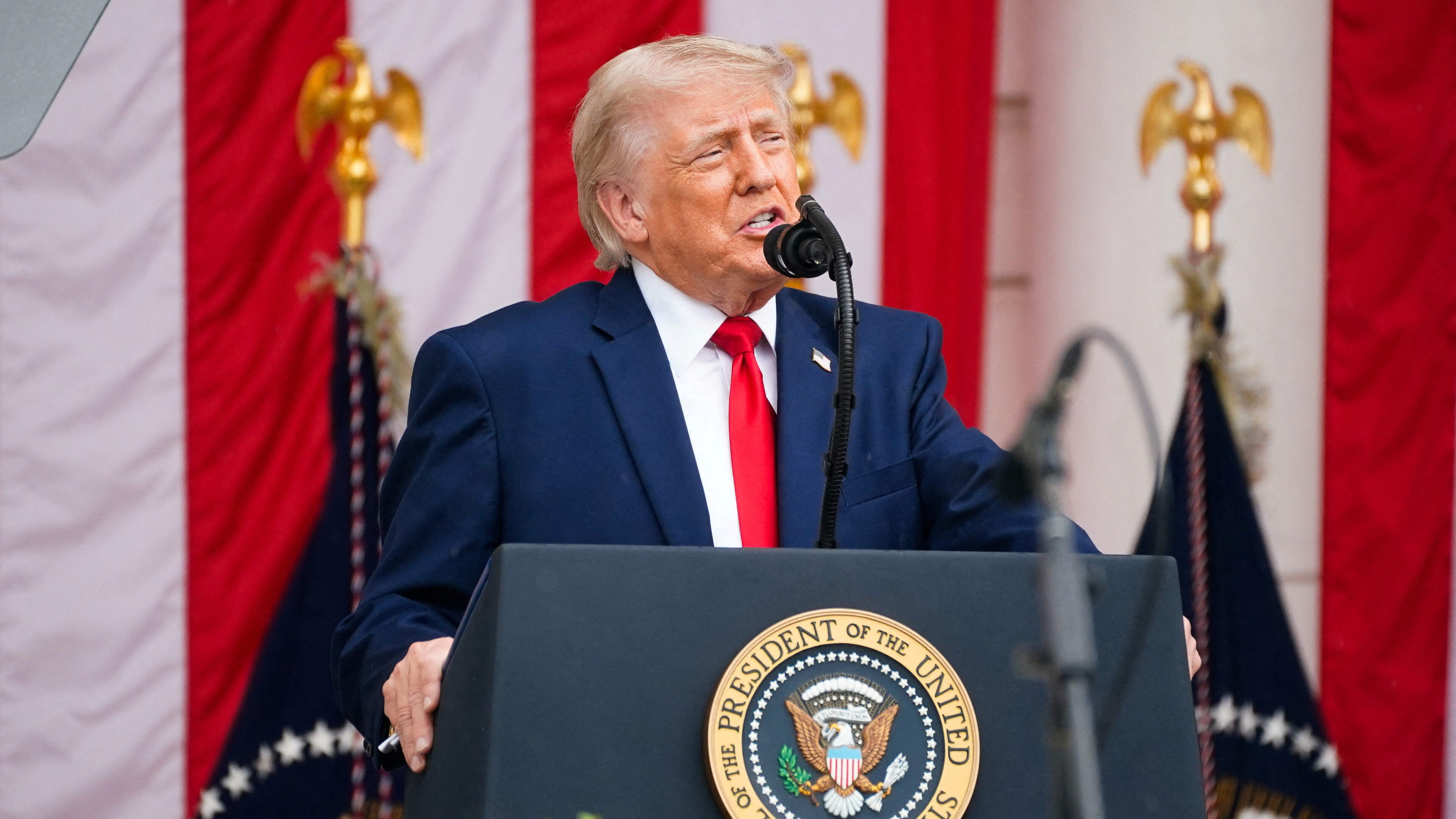 Trump overweegt concerten tijdens jubileum VS te vervangen door toespraak van “de man die meer publiek trekt dan Elvis: Donald Trump”