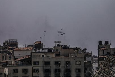 Luchtdroppings van hulpgoederen boven Gaza-Stad, op 30 juli. De Wever kondigde aan dat ook België zulke luchtdroppings zal organiseren, goed voor een prijskaartje van 600.000 euro.