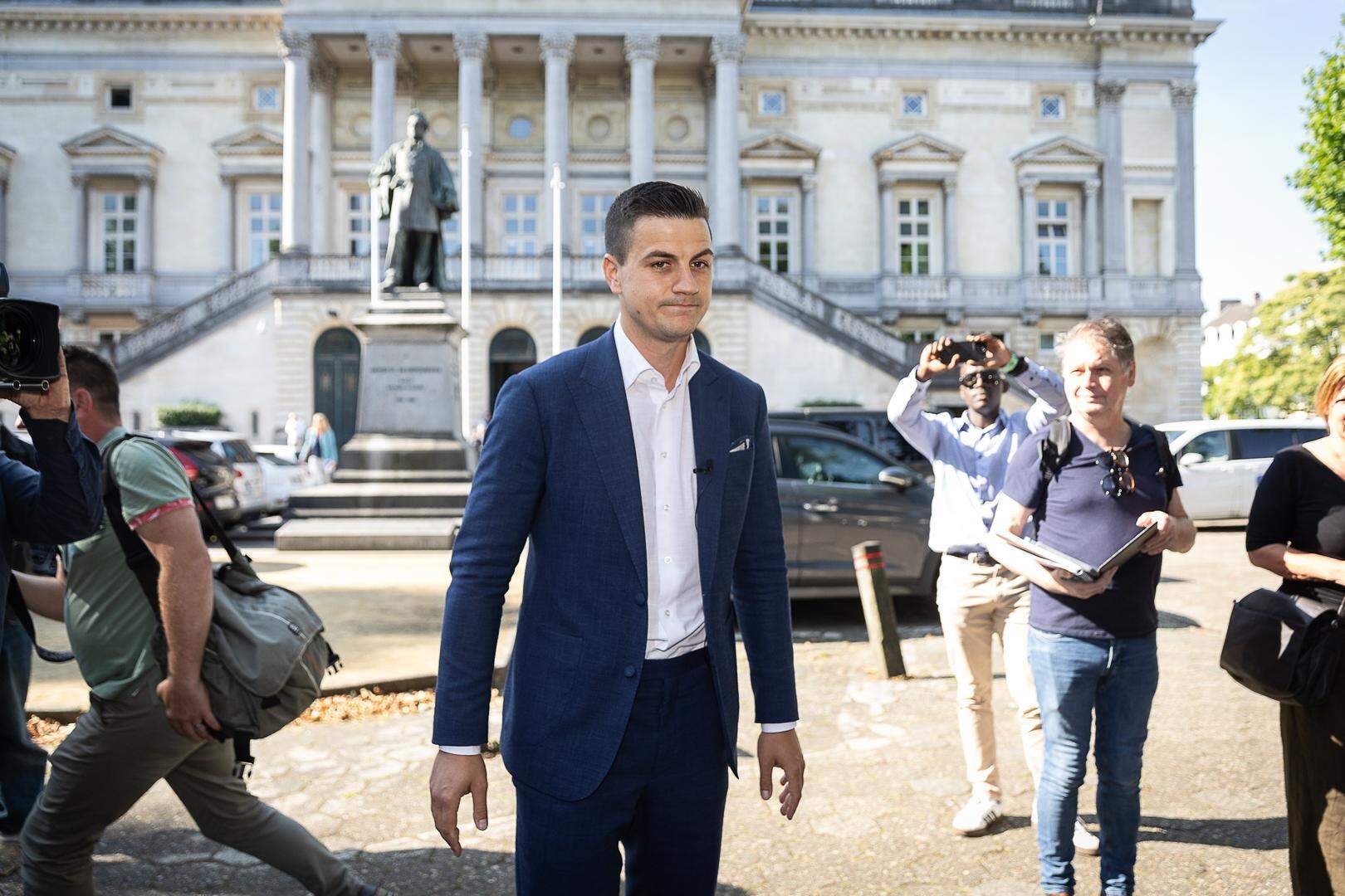 Vlaams Belang haalt ook de banden weer aan met Dries Van Langenhove, de oprichter van de extreemrechtse jongerenvereniging Schild & Vrienden die onlangs nog definitief veroordeeld werd tot twaalf maanden cel met uitstel wegens het aanzetten tot racisme en negationisme.