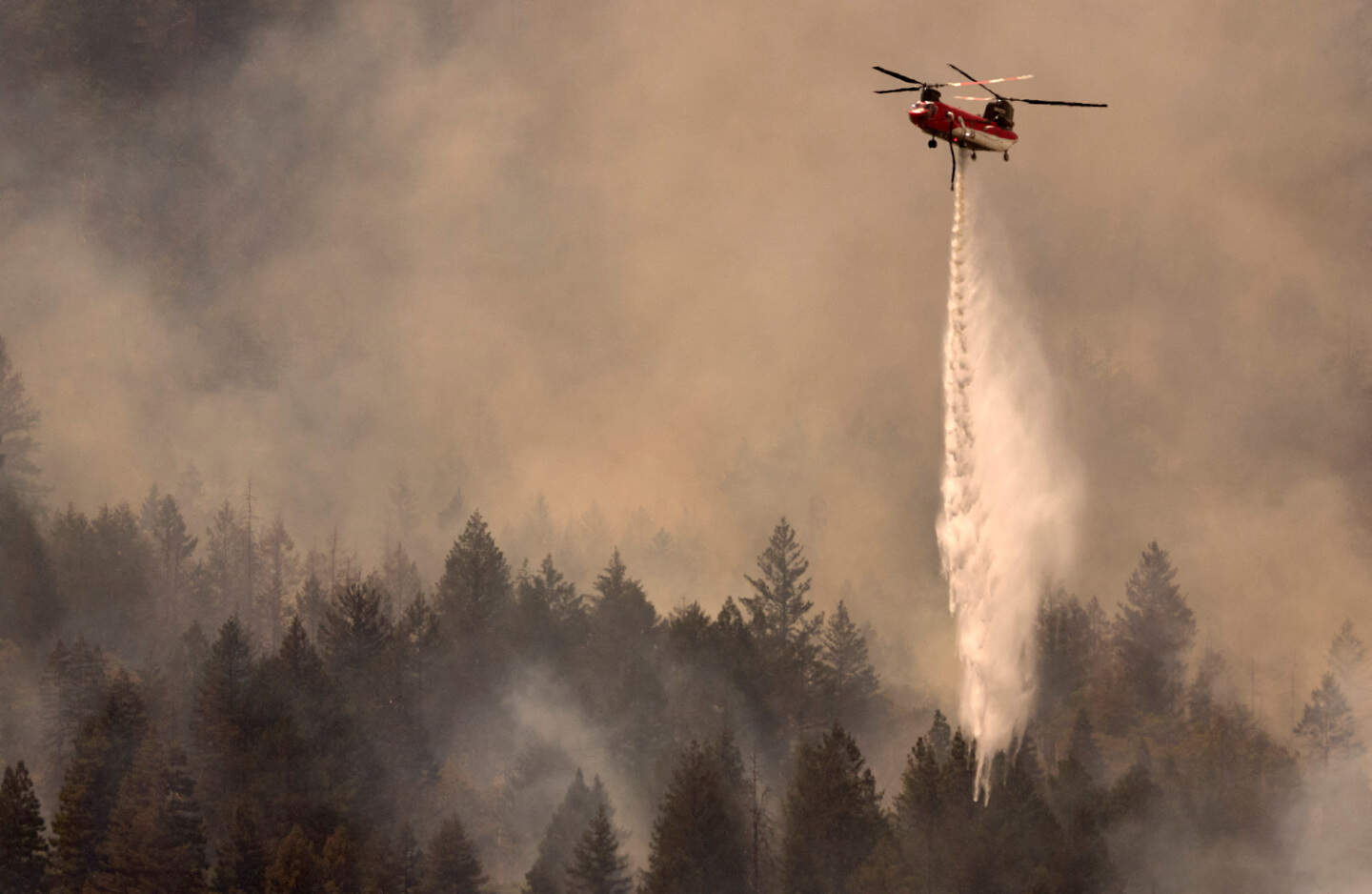 Een helikopter blust branden in Pope Valley in Californië in augustus 2025.