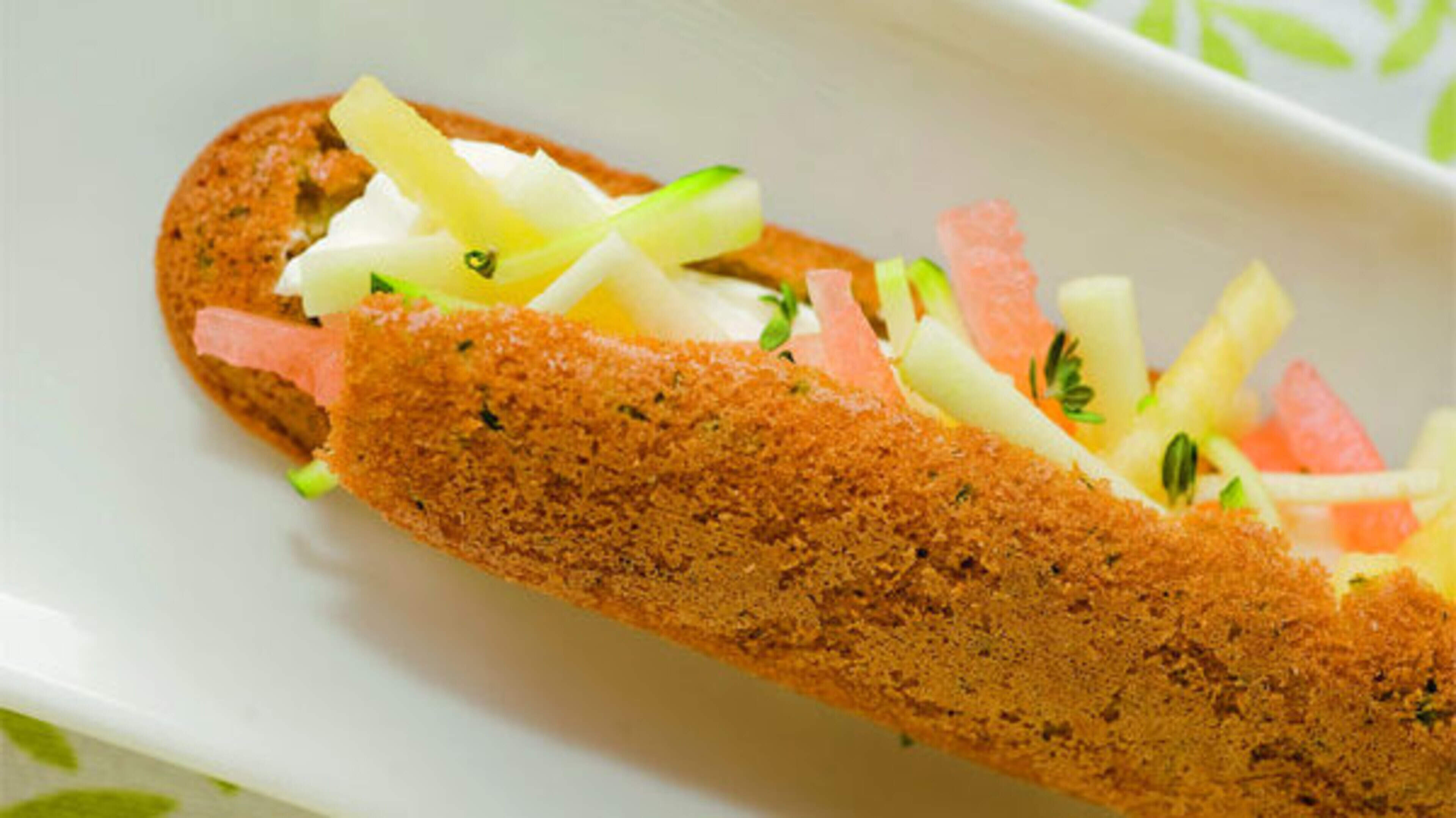Baguettecake van courgette met magere kaas, mikado van fruit en citroentijm
