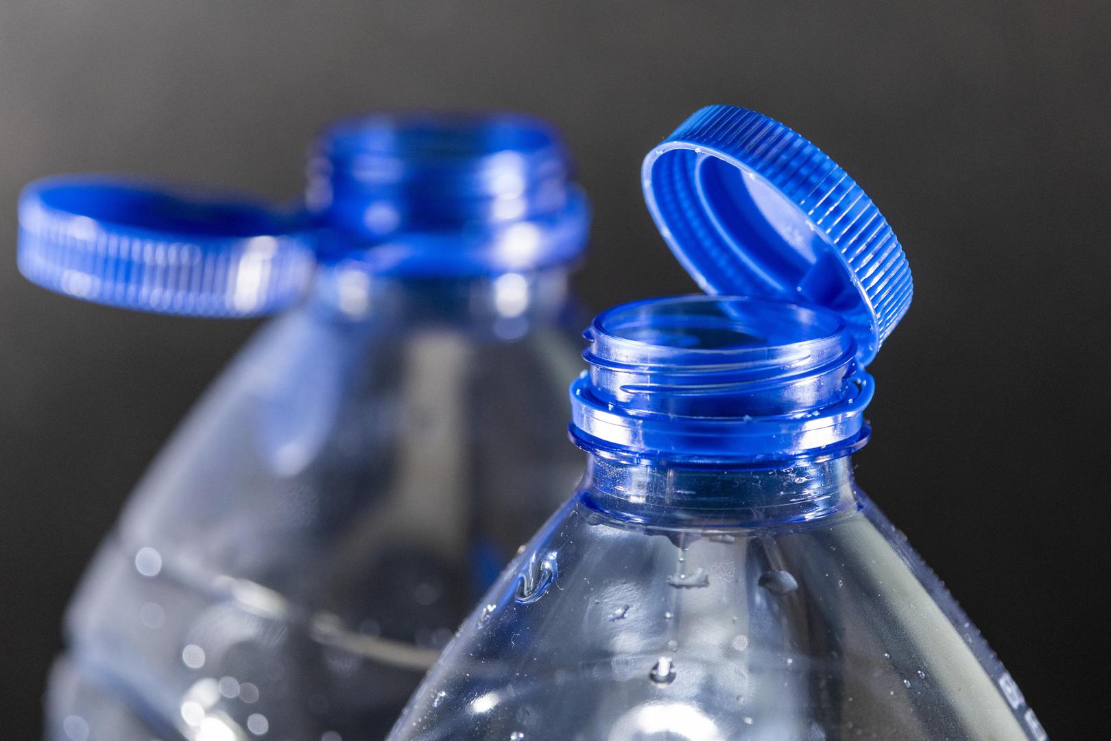 Illustration picture shows  a plastic bottle with an attached cap on Saturday 06 July 2024 in Lierde. To combat litter, caps and lids must be attached to plastic bottles and drink containers from 3 July. BELGA PHOTO NICOLAS MAETERLINCK