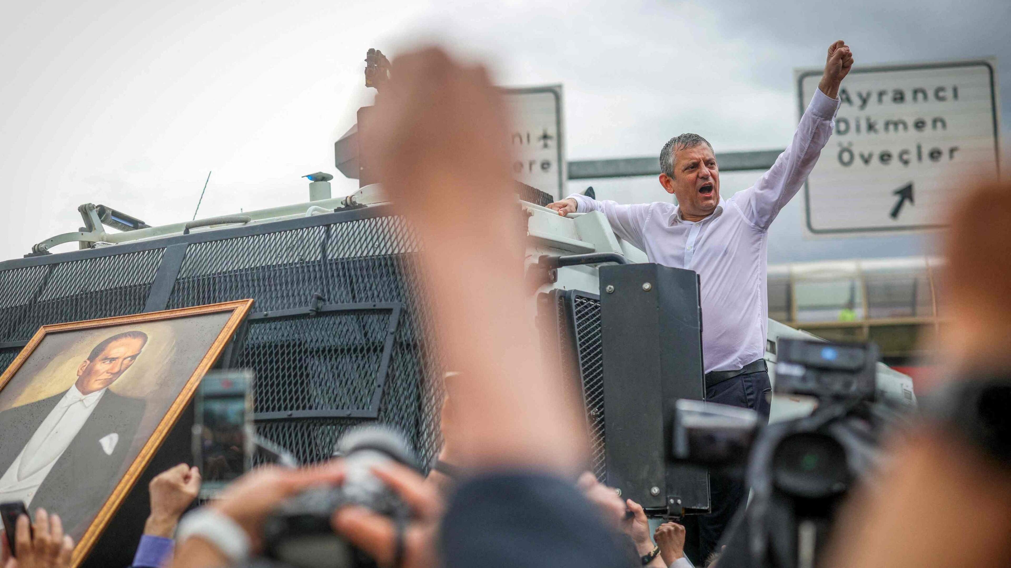 Turkse oppositie verwijt Erdogan “juridische coup” tegen democratie