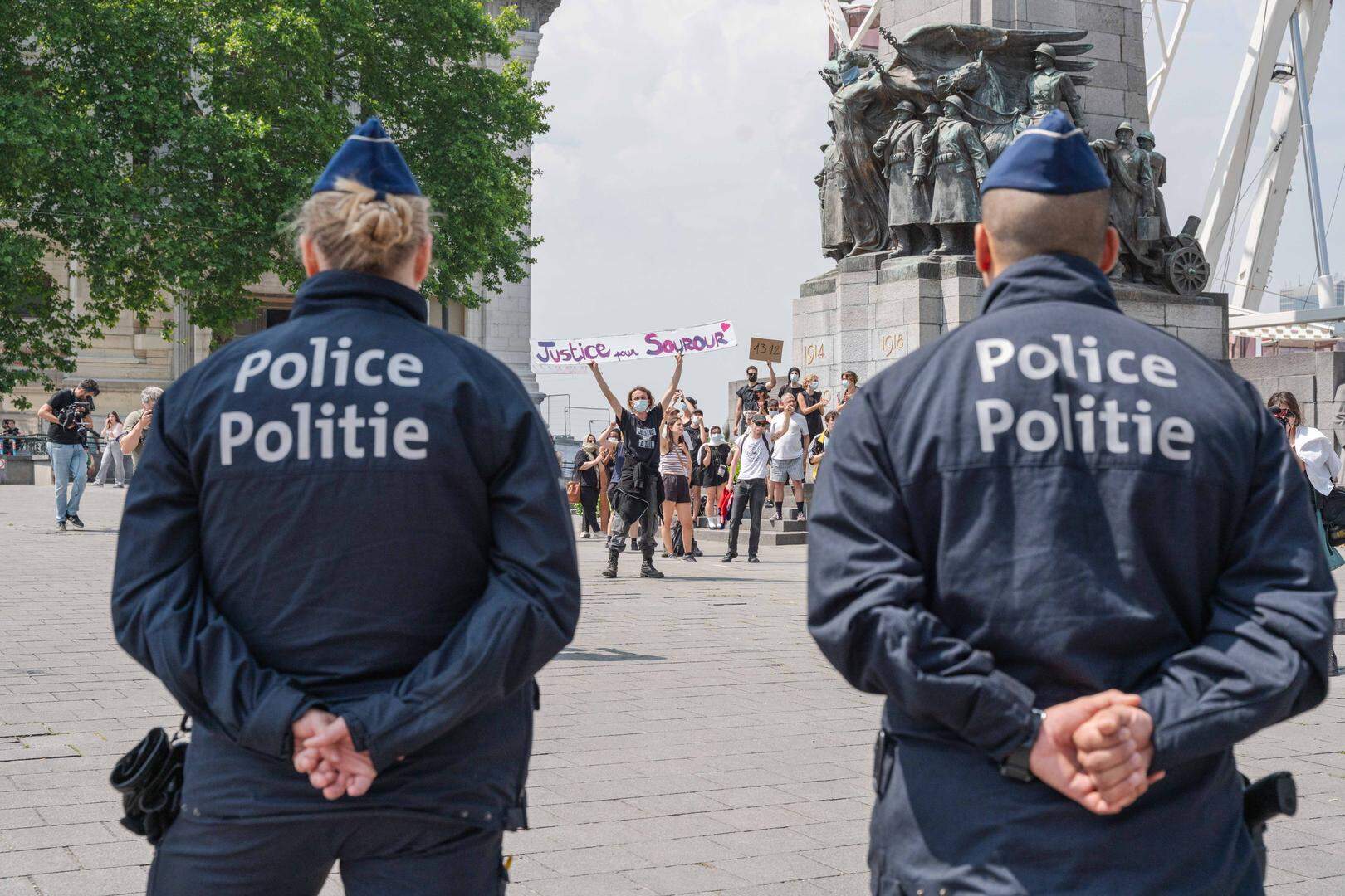 Ondanks de hitte kwam een driehonderdtal mensen steun betuigen aan de familie van Sourour Abouda, die in 2023 overleed in een cel. 