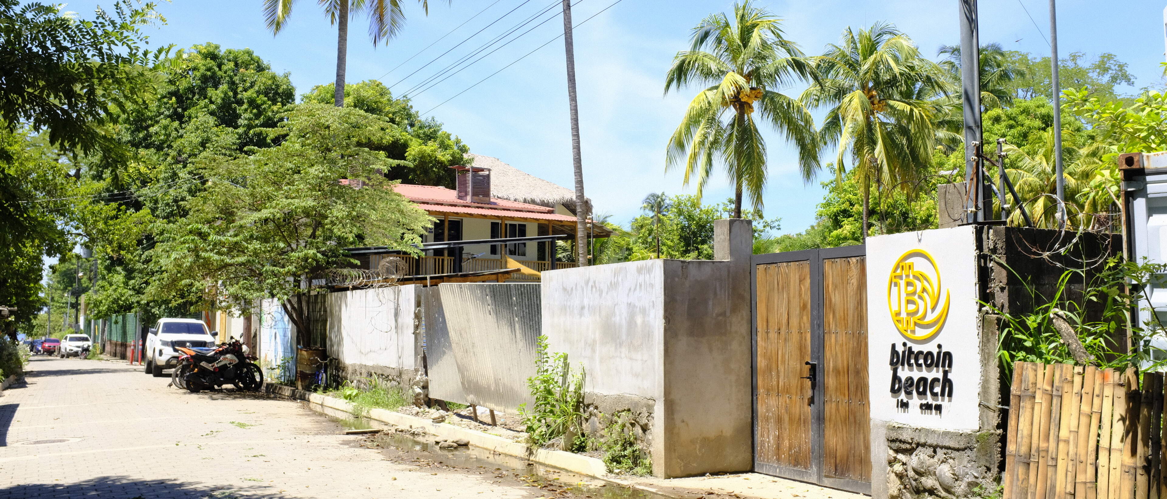 Bitcoin Beach in El Salvador, waar cryptomiljonairs een thuis vinden: “Hier  wordt de geschiedenis van het nieuwe geld geschreven” | De Standaard