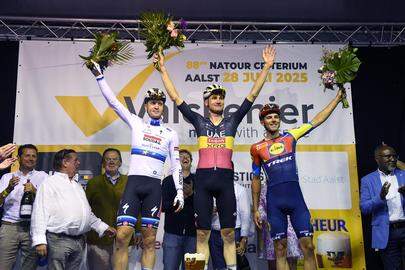 Het podium maandag in Aalst: winnaar Tim Wellens met Tim Merlier (links) en Thibau Nys.