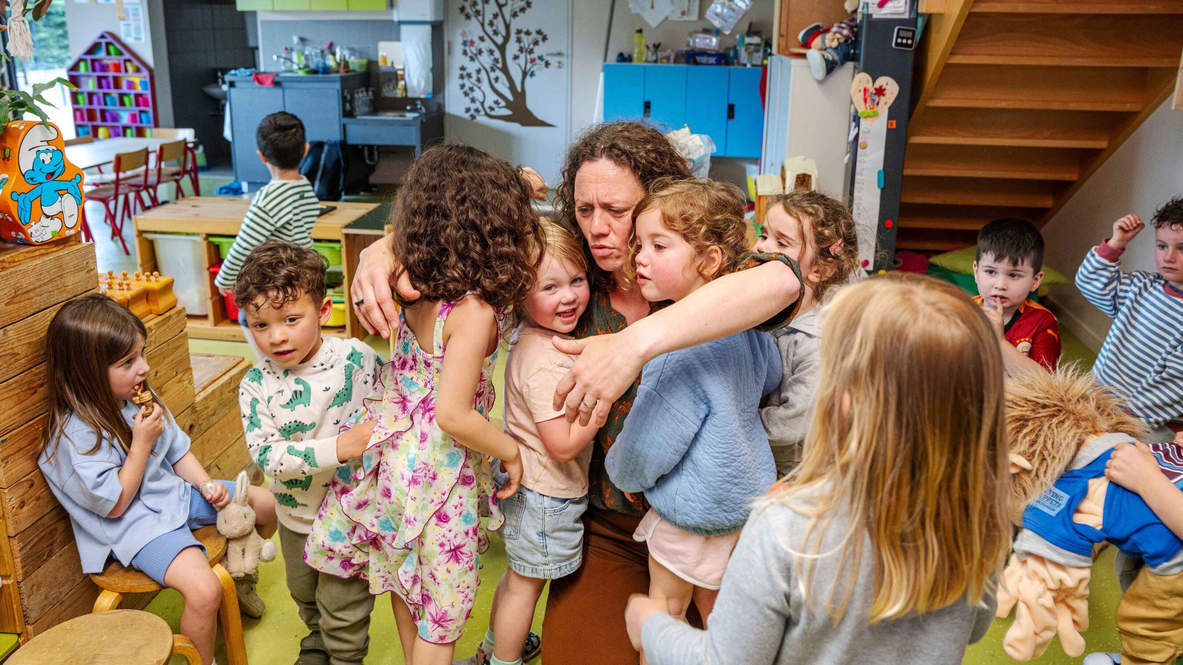 Vlaamse kleuterklassen zijn te groot, vinden leerkrachten en experts: “25 kinderen in één klas, dat is te veel”