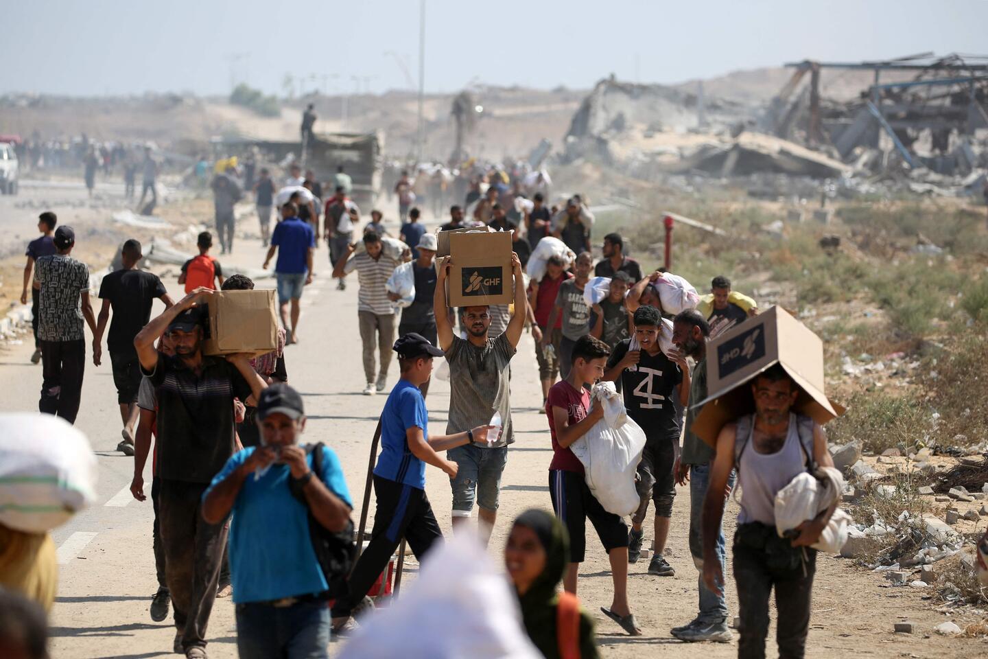 Palestijnen verlaten een verdeelcentrum van de controversiële Gaza Humanitarian Foundation.