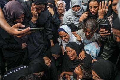 Familieleden treuren om Palestijnen die gedood werden door een Israëlische aanval aan een hulpverdelingspost in Rafah.