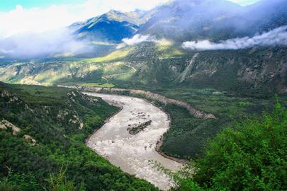 De megadam komt in de Yarlung Tsangpo, de langste rivier van Tibet.