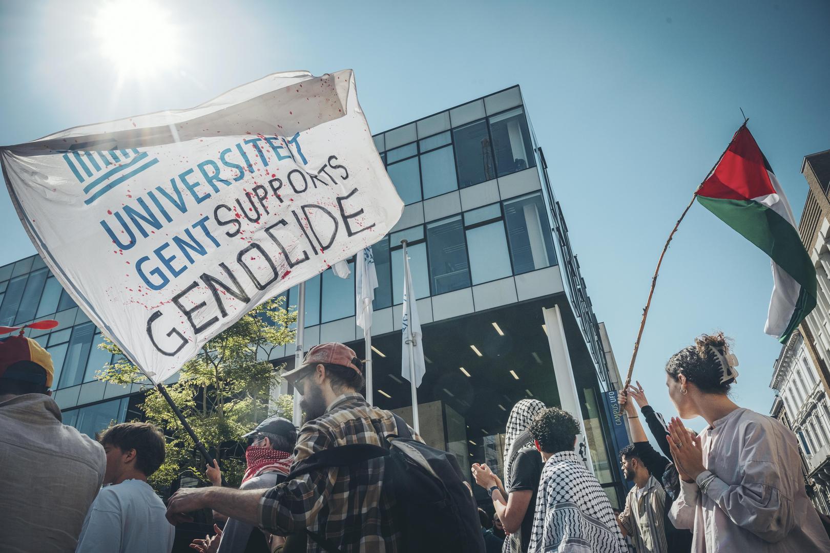 De bocht van de rectoren kwam er dankzij de druk van onder andere protesterende studenten.