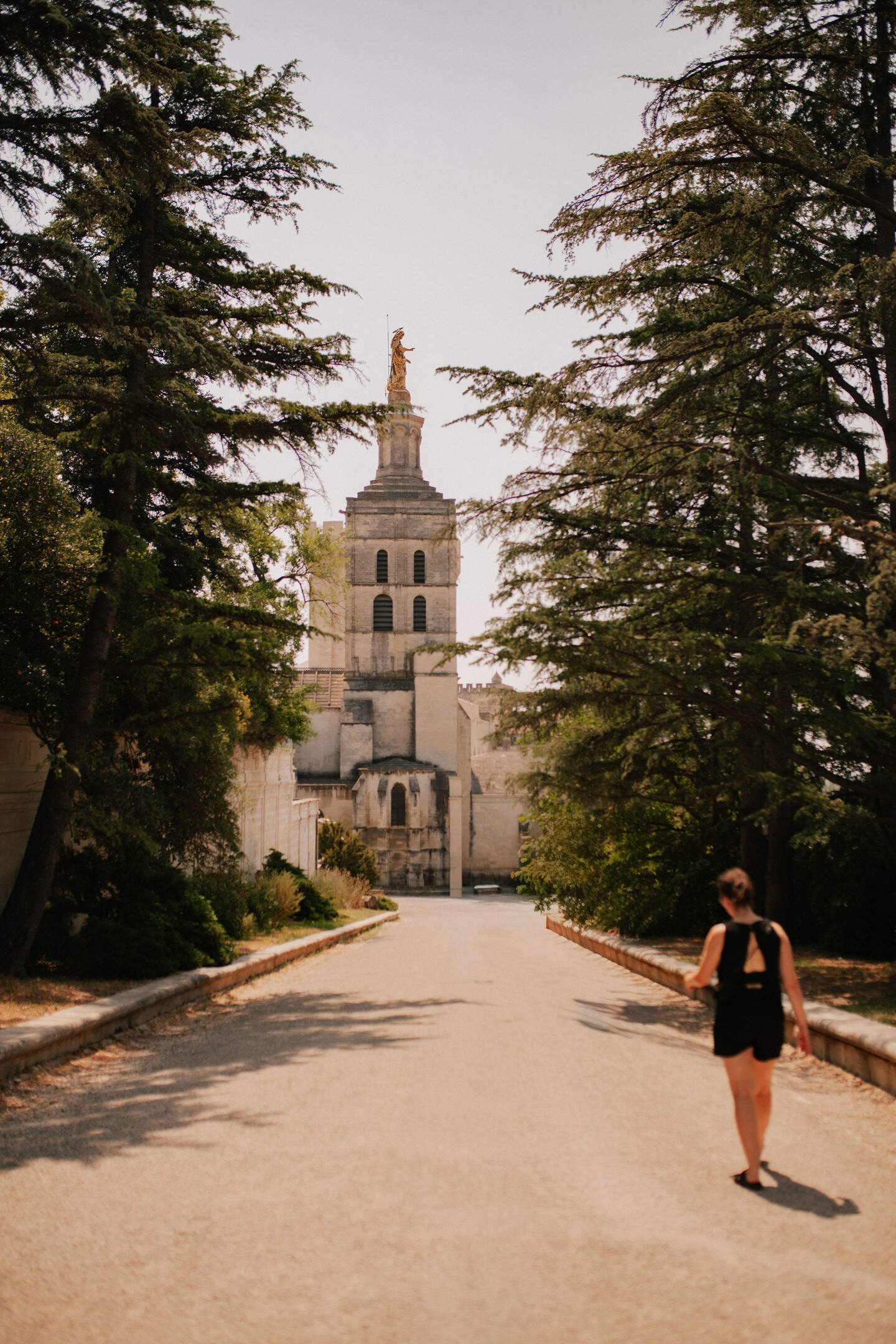 Jolien De Bow walks through the historic streets of Avignon in Vaucluse in Provence in France on July 30, 2026. The Belgian journalist explores the places she enjoys returning to during her regular holidays for a report published by De Standaard.
Jolien De Bow marche dans les rues historiques d Avignon dans le Vaucluse en Provence en France le 30 Juillet 2026. La journaliste belge decouvre les lieux quelle aime retrouver lors de ses vacances regulieres pour un reportage publie par De Standaard.