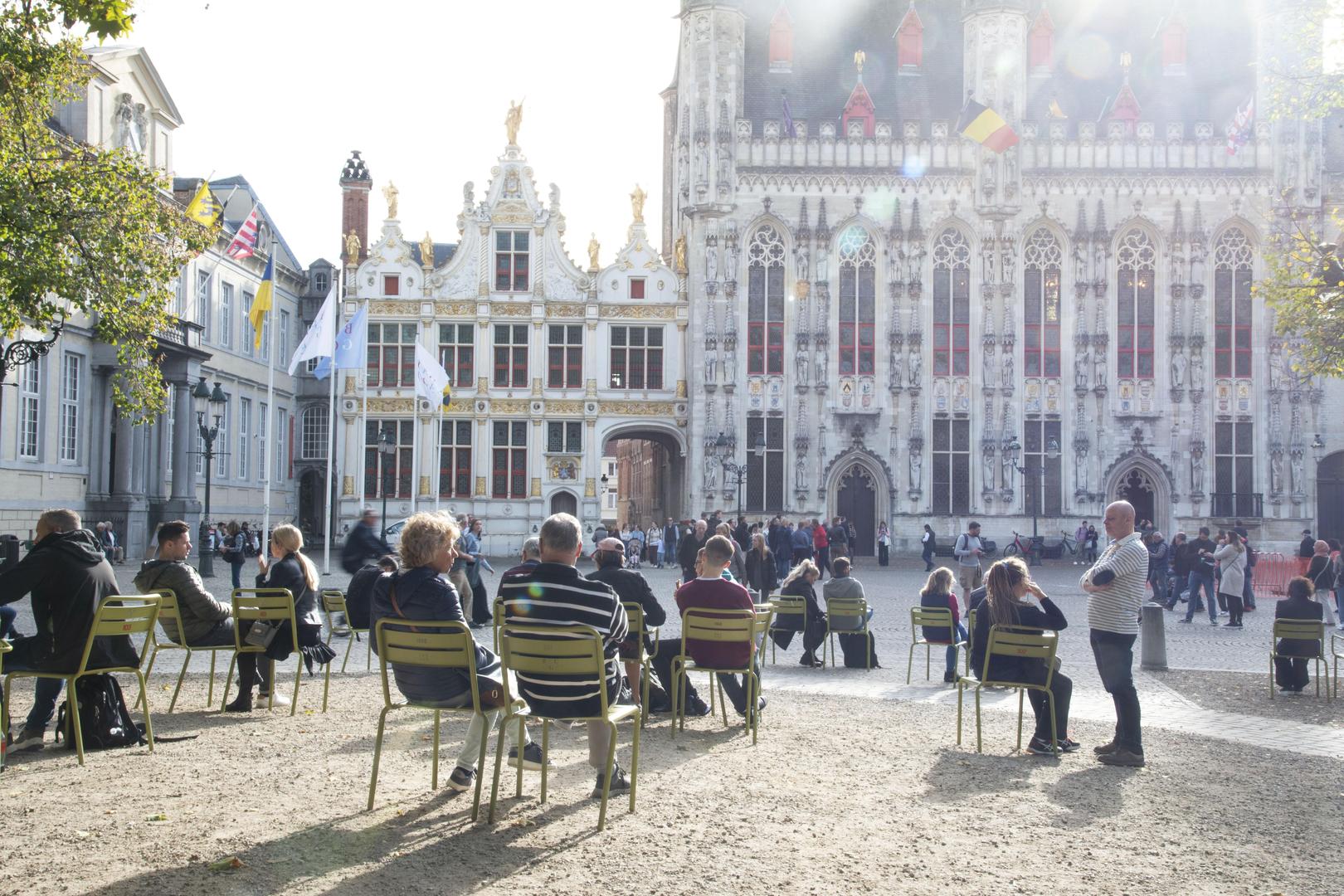 Zomer in Brugge.
Op de Burg genieten de toeristen van het zonnige weertje: net zomer
