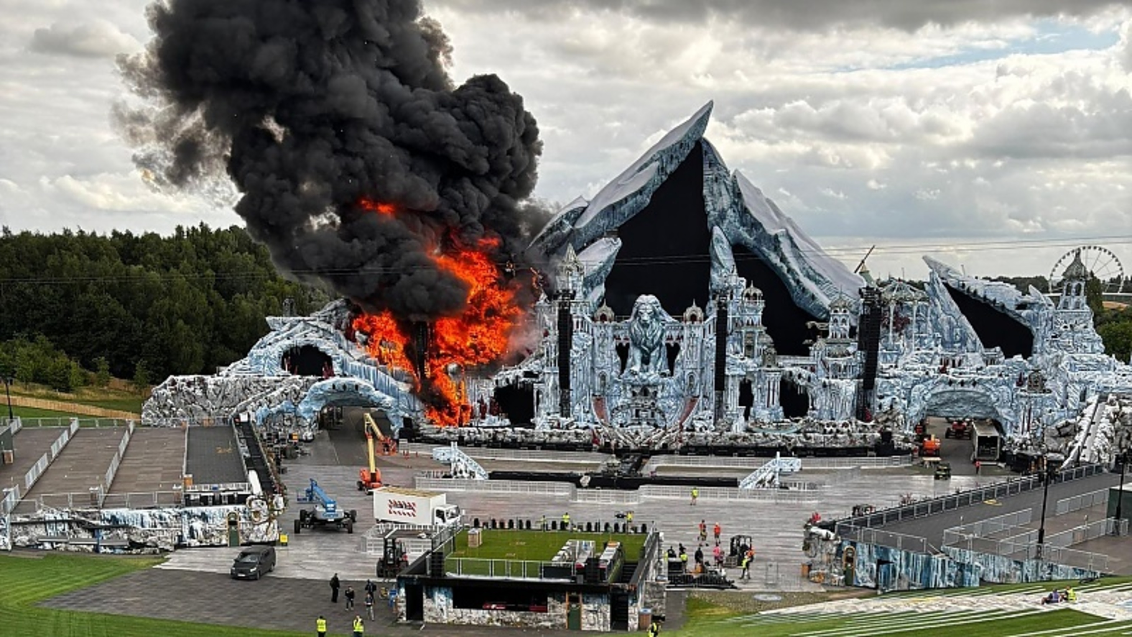 Ondanks de brand van vorig jaar blijft vuurwerk op Tomorrowland knallen: “De grootste uitdaging is om mensen snel te evacueren”