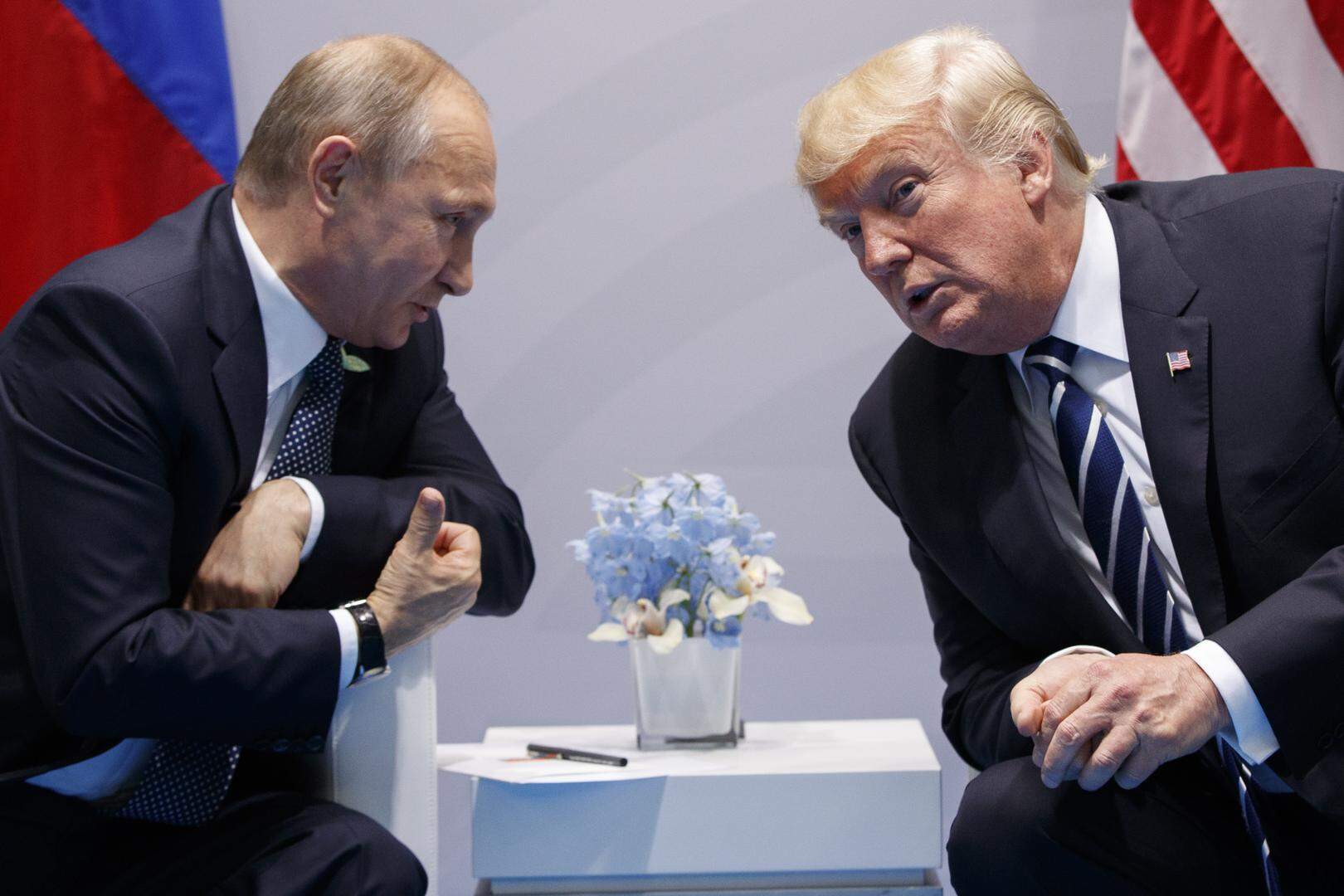 De communicatie tussen Poetin en Trump wordt er alleen maar vriendelijker op. 