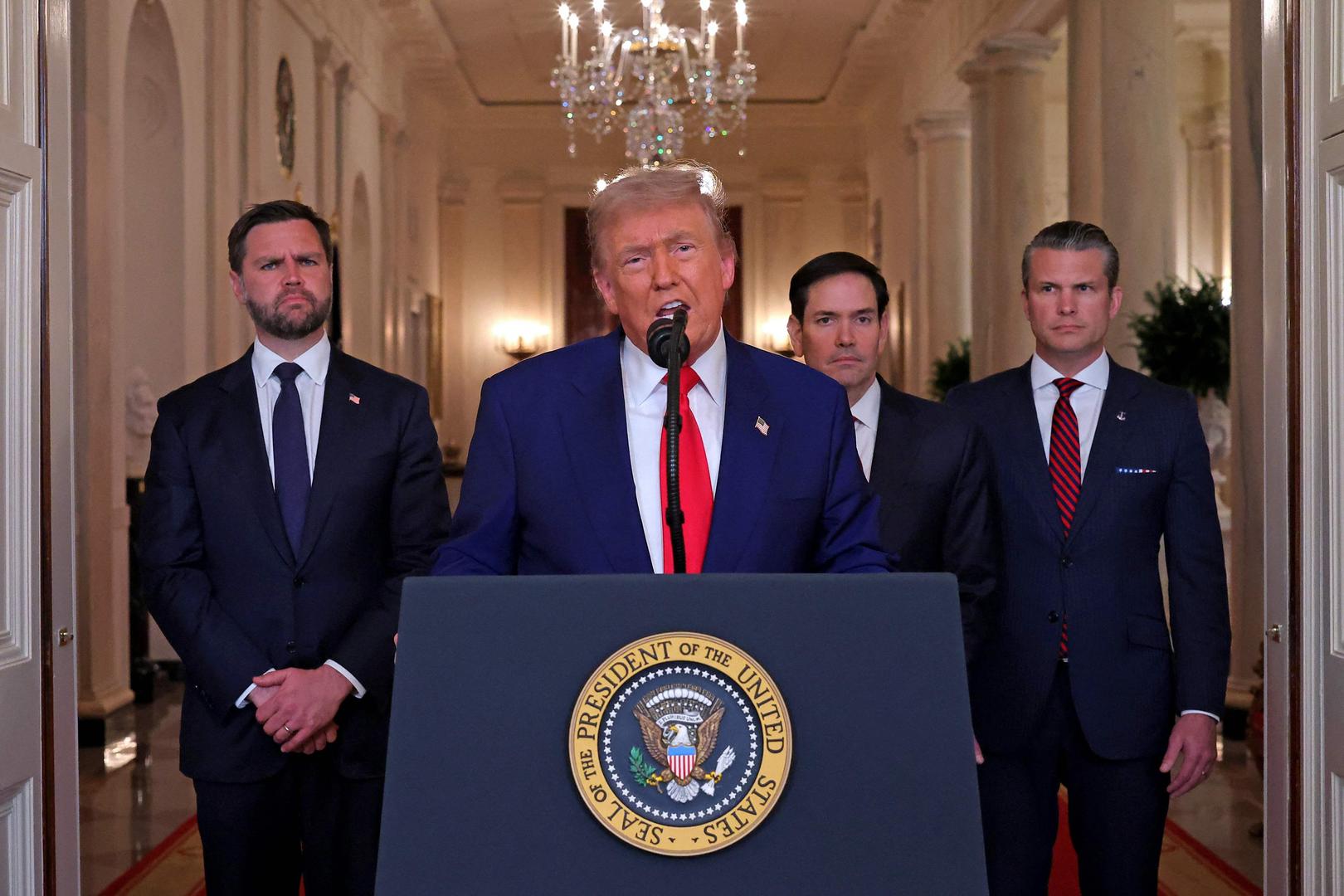 Donald Trump richt zich tot de natie net na de aanval op Iran. Achter hem vicepresident J.D. Vance (l.), minister van Buitenlandse Zaken Marco Rubio (m.) en minister van Defensie Pete Hegseth (r.).