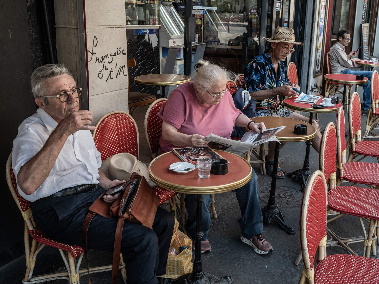Het terras van de bar-tabakswinkel, vlak naast Café Le Lescot, in het 19e arrondissement van Parijs.