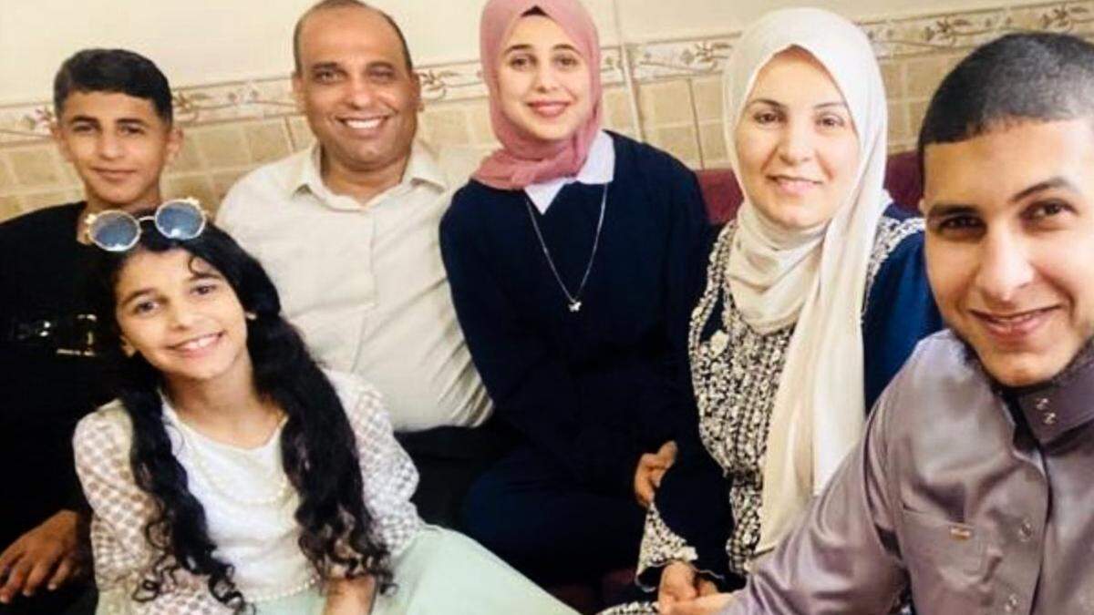 Israëlische aanval veegt gezin van arts weg: “Mijn vader was niet gewoon een dokter, hij was mijn held”