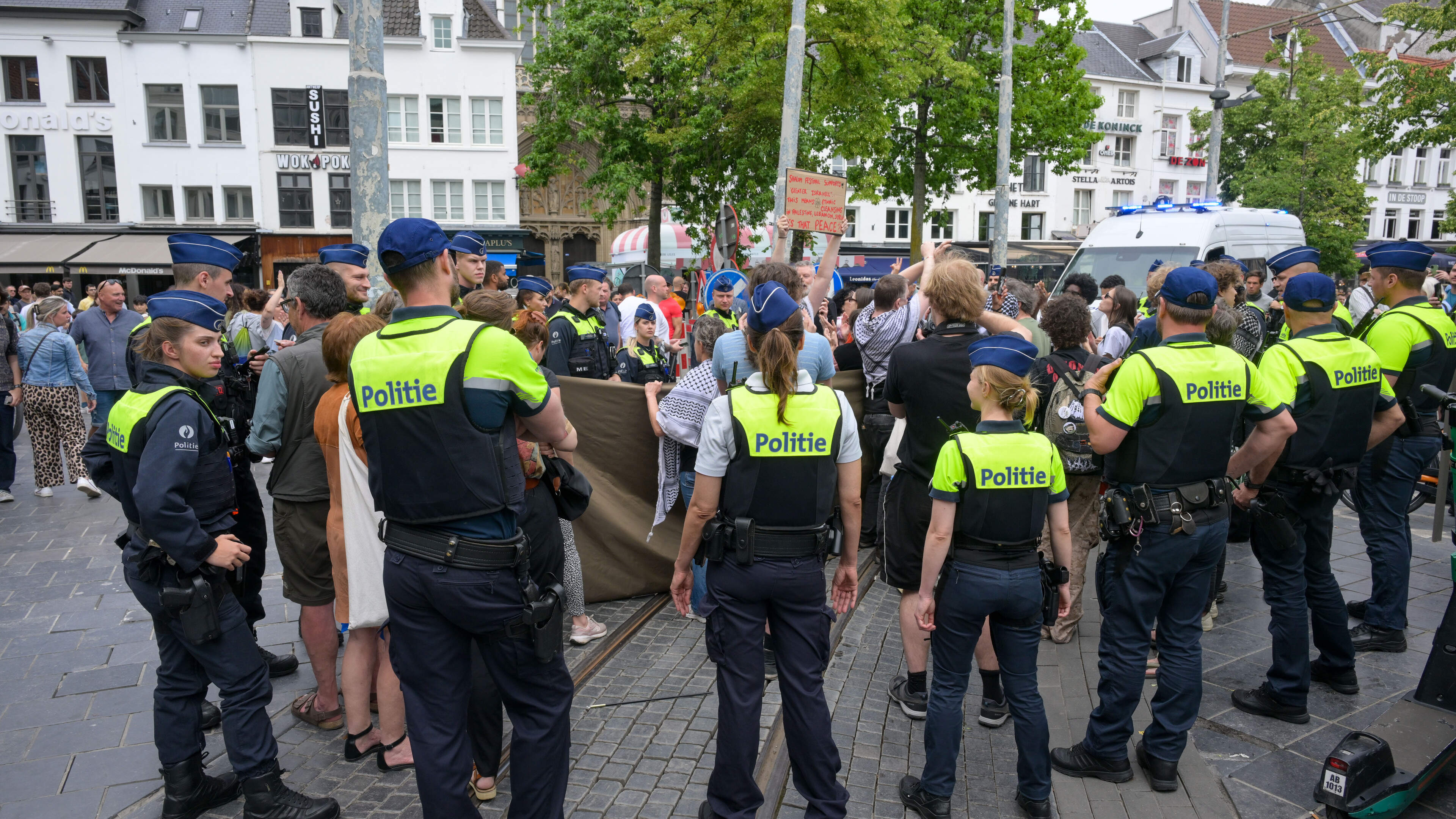 Politie arresteert 36 betogers tegen omstreden, pro-Israëlisch ‘Shalom Festival’