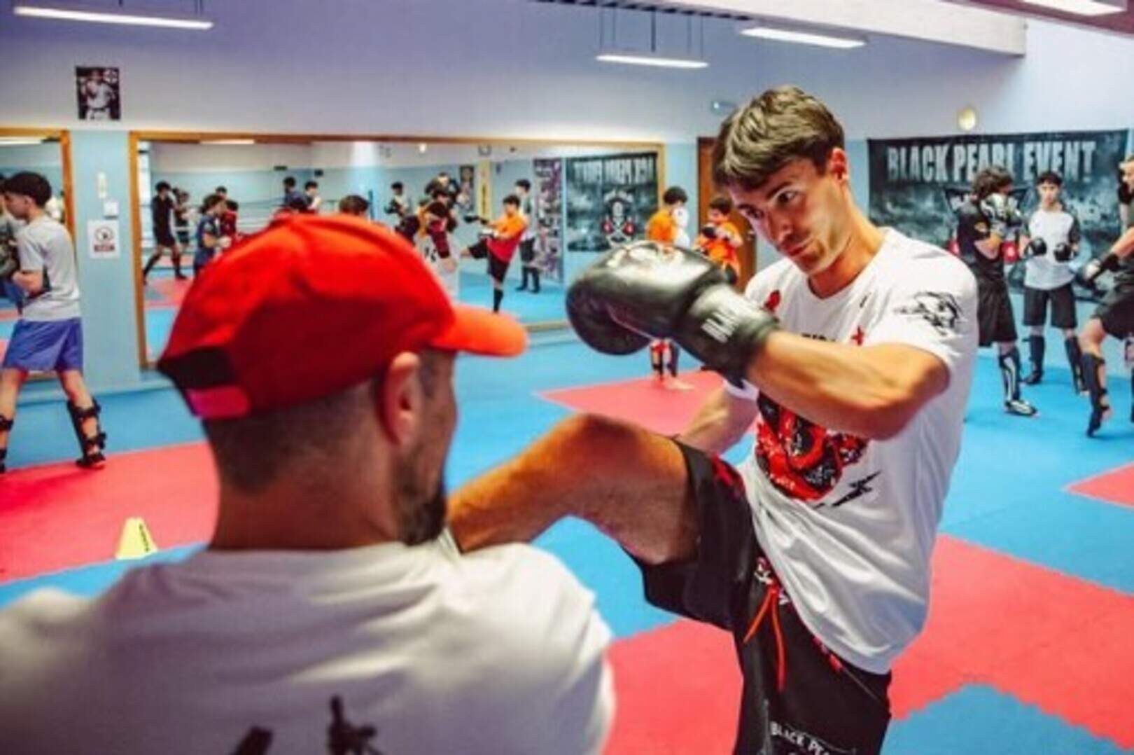 Conner Rousseau gaat kickboksen in Molenbeek: “Plezant, maar niet ...