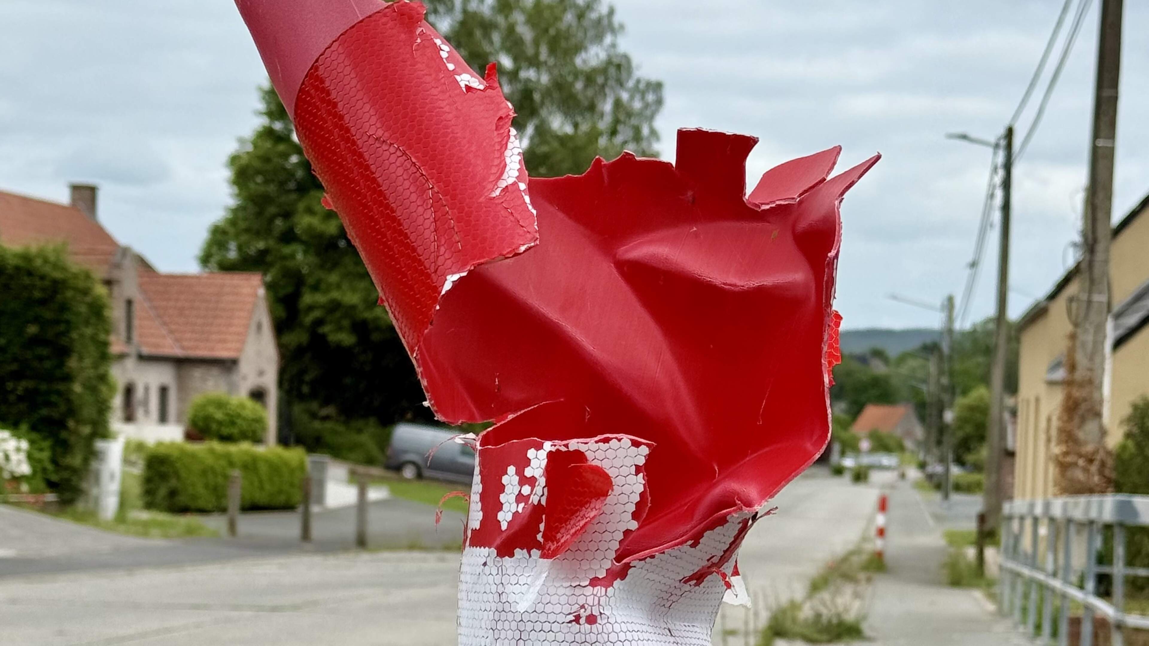 Aan welk kunstwerk doet dit paaltje denken?