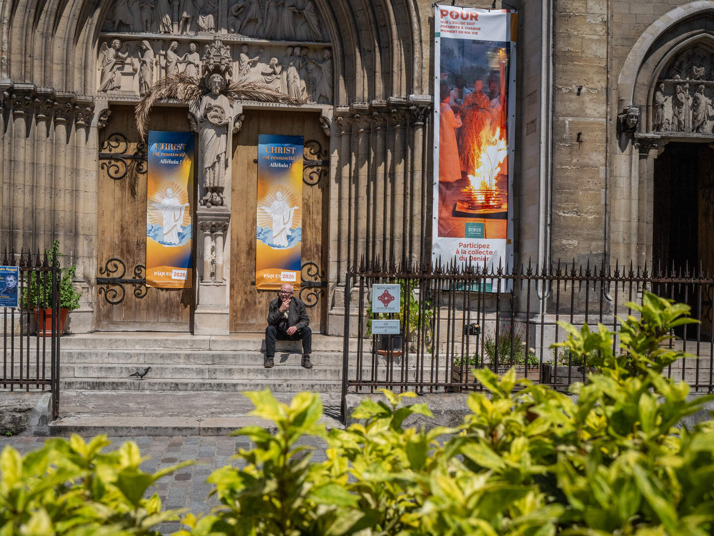 Voorplein van de Sint-Johannes de Doper-kerk in Belleville, 19e arrondissement van Parijs