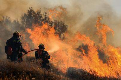 Brandweerlui bestrijden een brand op het Griekse eiland Kreta, begin deze maand.