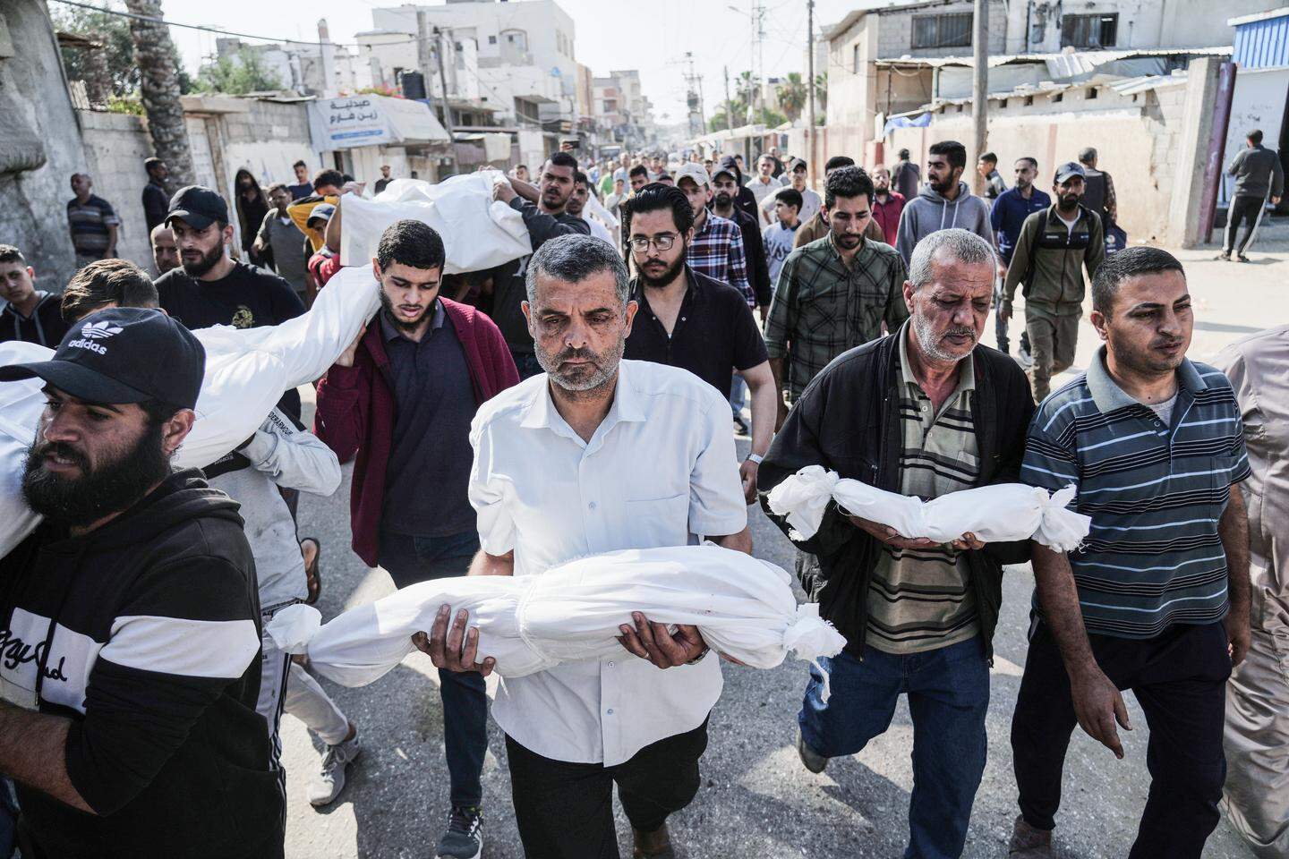 Palestijnen dragen de lichamen van slachtoffers van de Israëlische luchtaanval in Deir al-Balah.