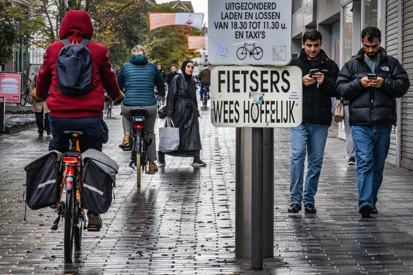 “Fietsers, wees hoffelijk”, staat te lezen aan de Stationsstraat in Sint-Niklaas.

 