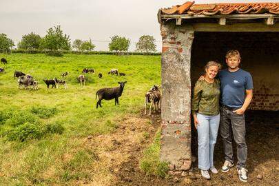 2025/05/21. Watou. Sam Vandeghinste, Ieperse leerkrachten (met echtgenote Emmy) die loopbaanonderbreking namen om twee jaar op een boerderij in de Cevennes te gaan wonen als gastgezin voor jongeren die het moeilijk hebben. Te zien in de inspirerende documentaire “Here I Go” van Jaan Stevens. Zij switchten dus naar een andere manier van leven (geen gsm, water van de bron, zelf brood bakken) én zetten zich in voor anderen. Sinds hun terugkeer eind 2022 konden ze niet meer aarden in de stad en gingen ze in Watou wonen. (Katrien Steyaert)  - FOTO MAG MET ECHTGENOTE (EMMY)
 