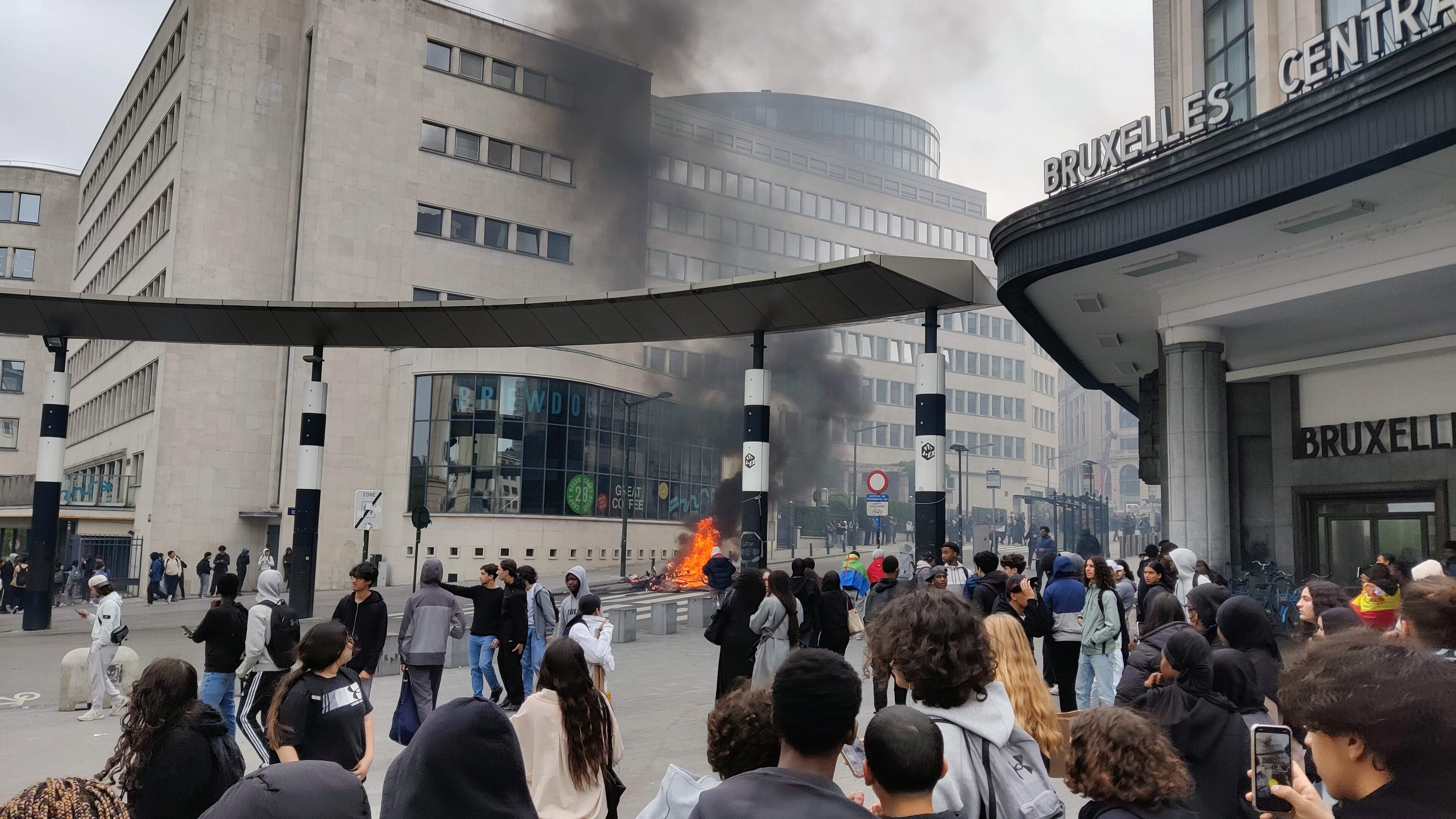 “Vermijd het centrum van Brussel”: leerlingenbetoging loopt uit de hand, politie zet waterkanon en traangas in