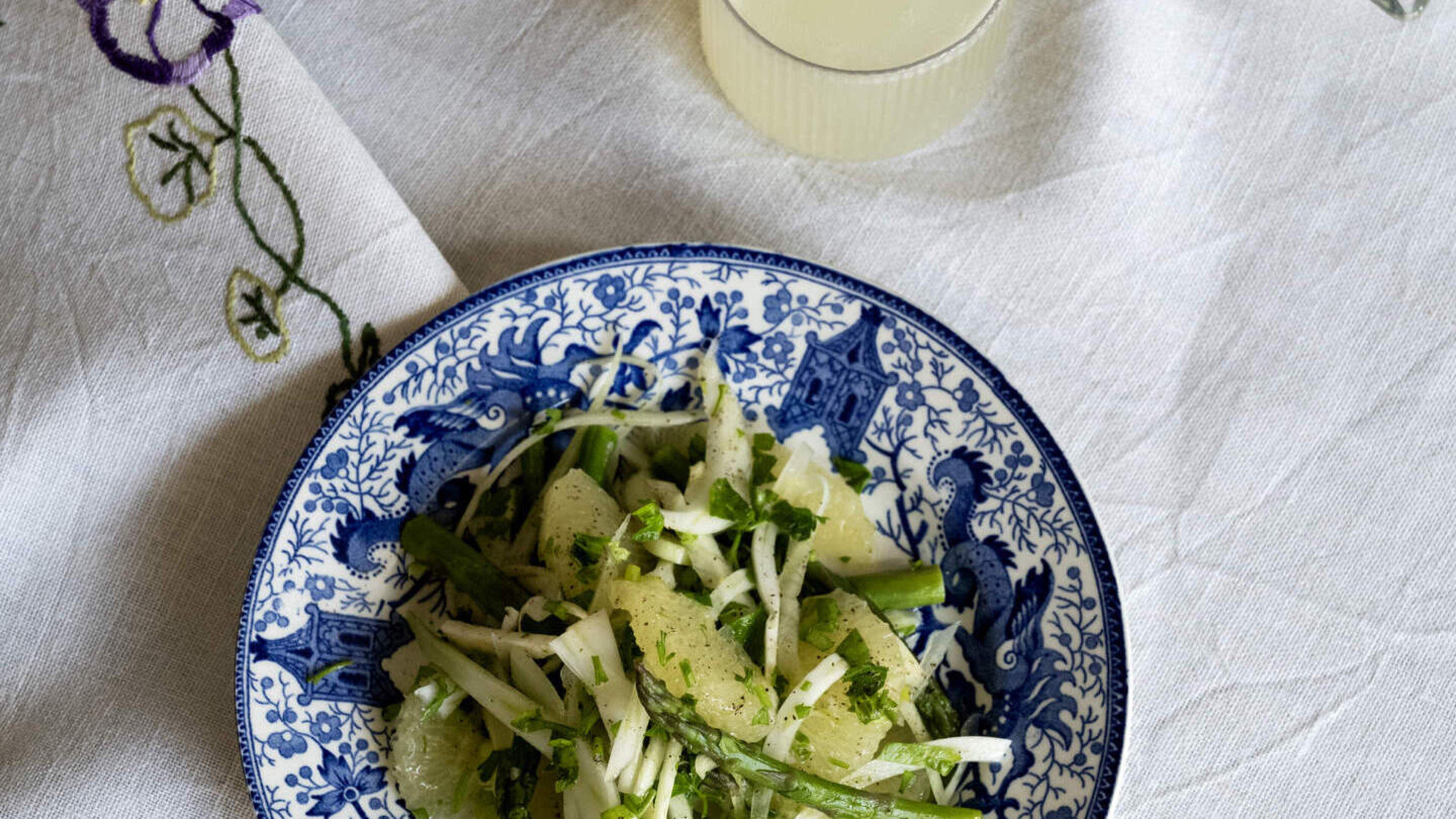 Groene salade met asperges en pompelmoes