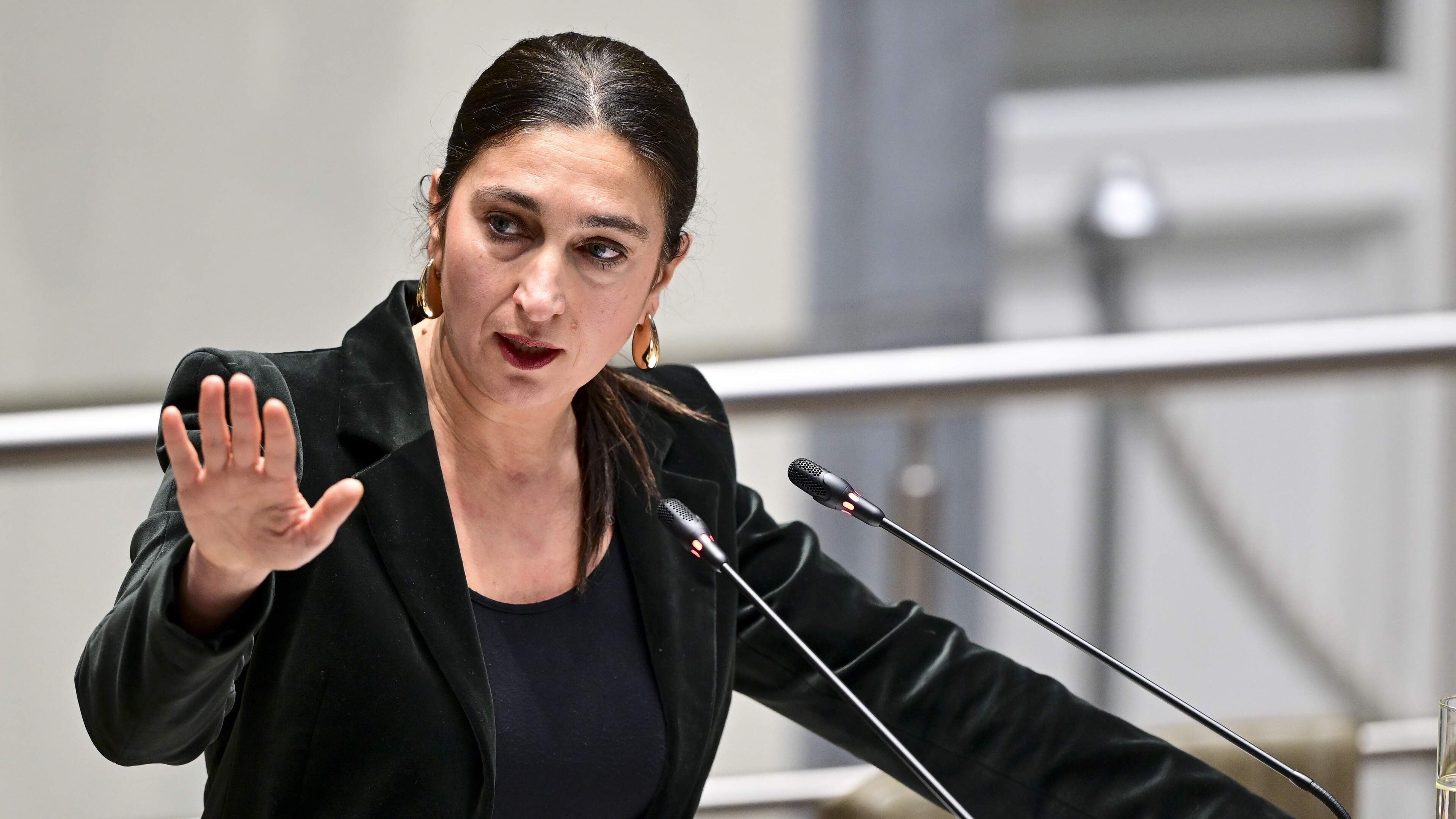 De Housewives bellen, minister Demir (N-VA) neemt niet op