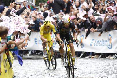 Wout van Aert laat Tadej Pogacar achter zich.