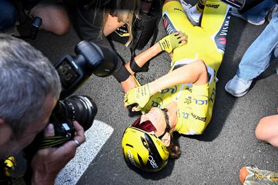 Overall leader's yellow jersey Team Visma | Lease a Bike's French rider Pauline Ferrand-Prevot celebrates after winning the 9th and final stage (out of 9) and the fourth edition of the Women's Tour de France cycling race, 124.1 km from Praz-sur-Arly to Chatel, in Chatel eastern France, on August 3, 2025. (Photo by JULIEN DE ROSA / AFP)