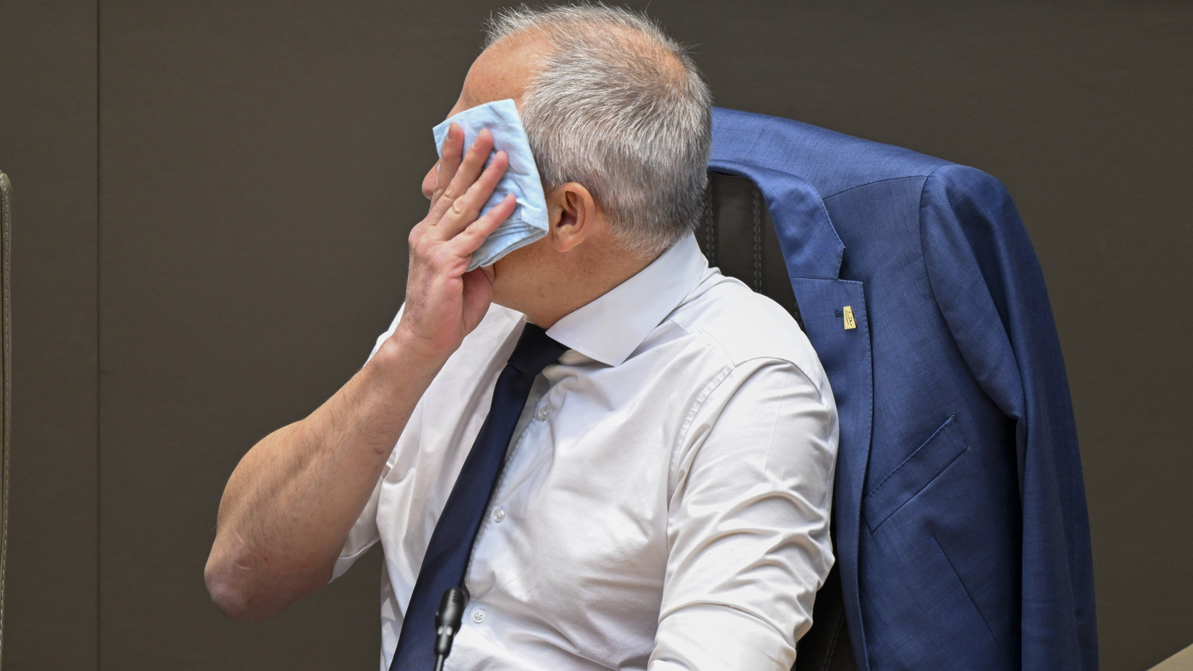“Op de kap van de regering zitten” is een burgerplicht, maar